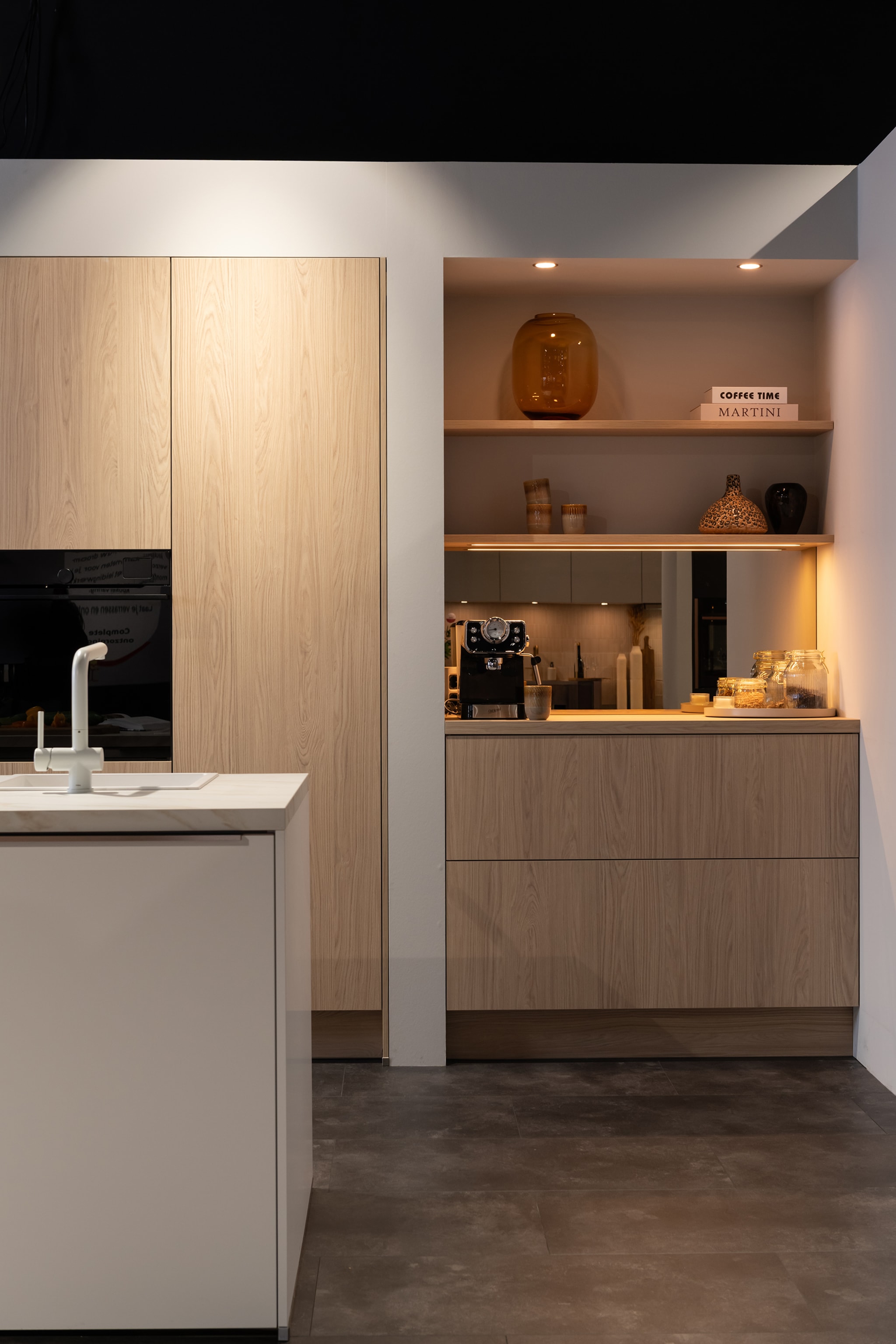 Moderne Kitchen4All eilandkeuken met houten fronten en wit werkblad, perfect voor een open keuken.