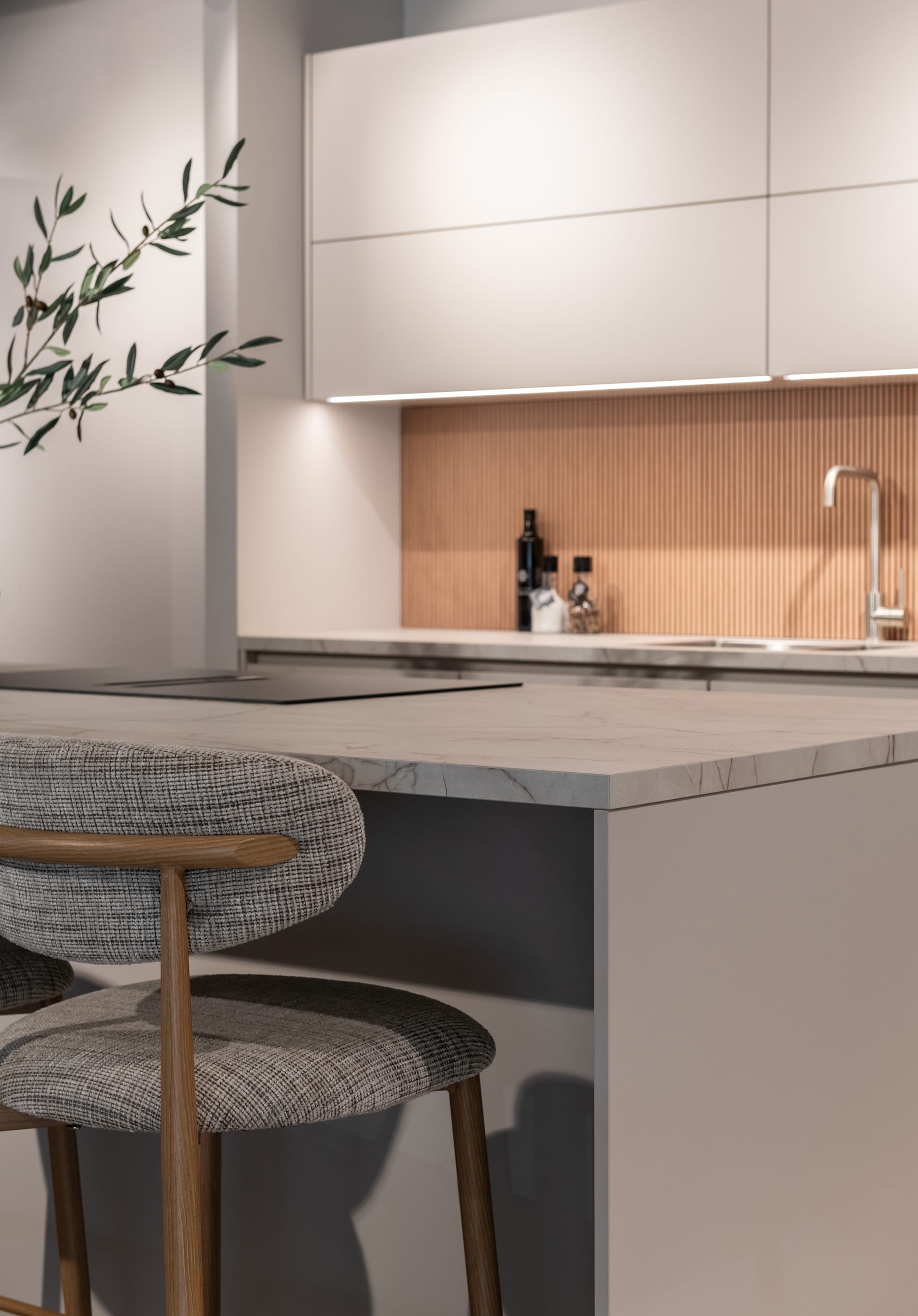 Scandinavische keuken gecombineerd met warme houttinten