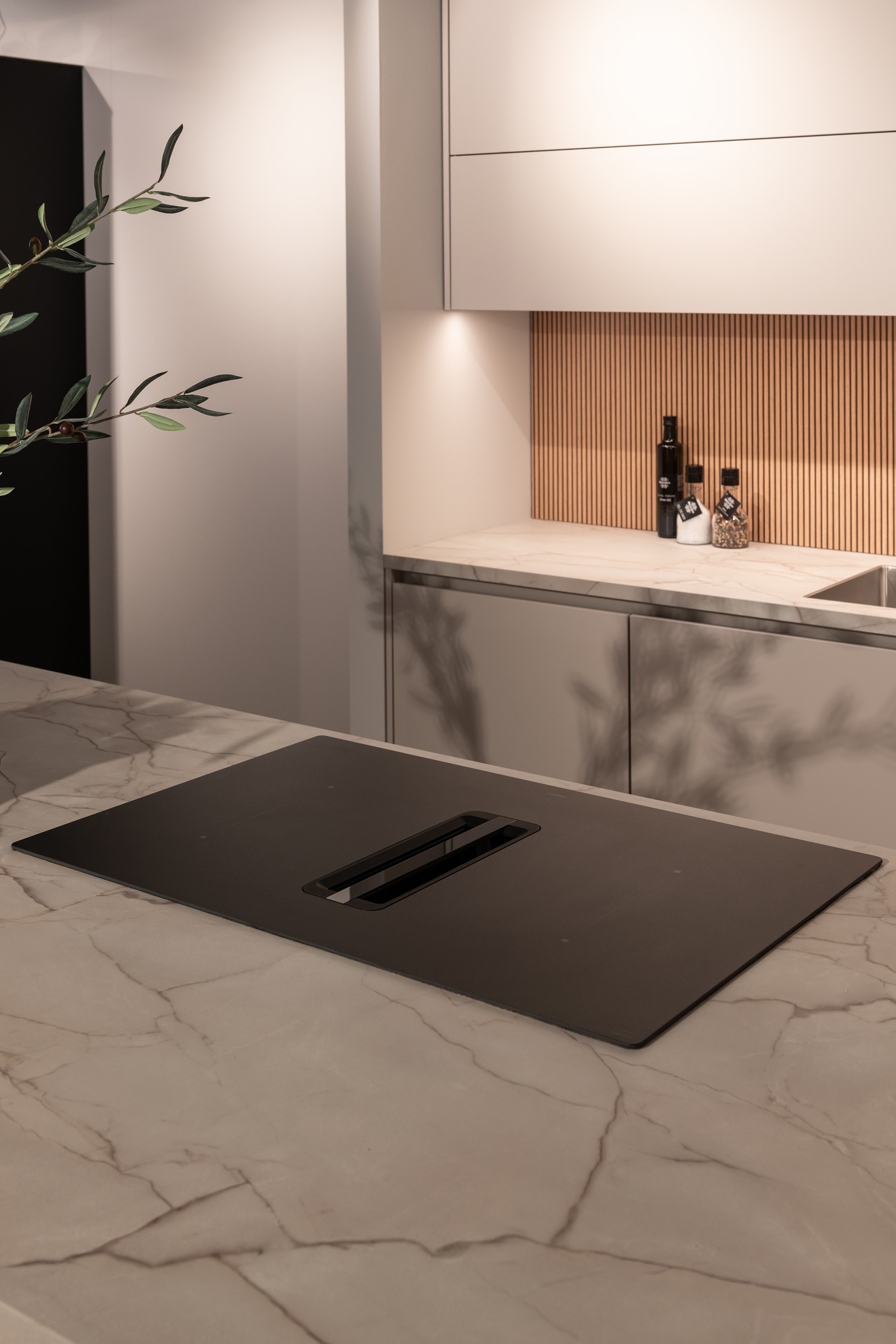 Scandinavische keuken op maat gemaakt met licht hout