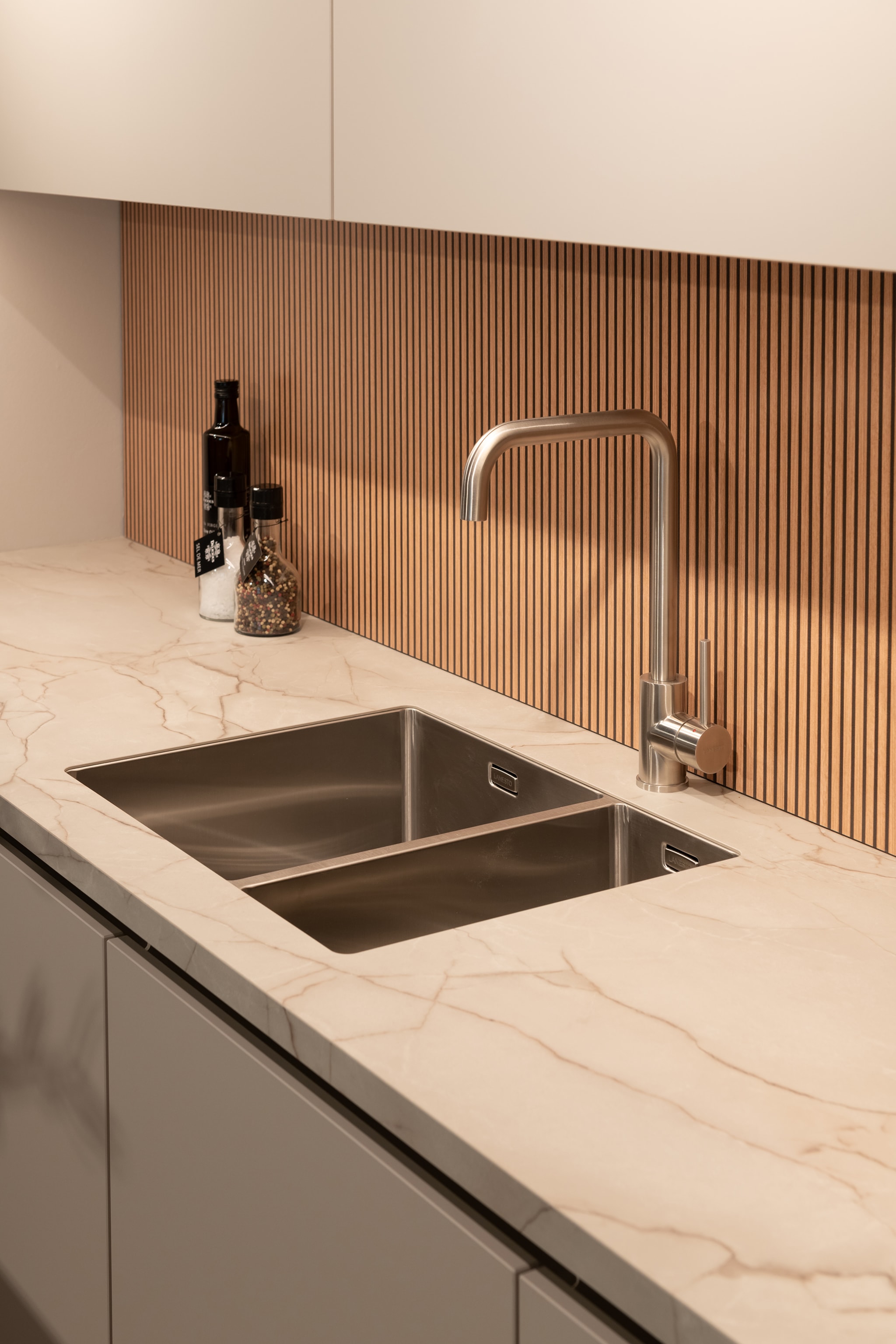 Functionele indeling met diepe laden in een Scandinavische keuken