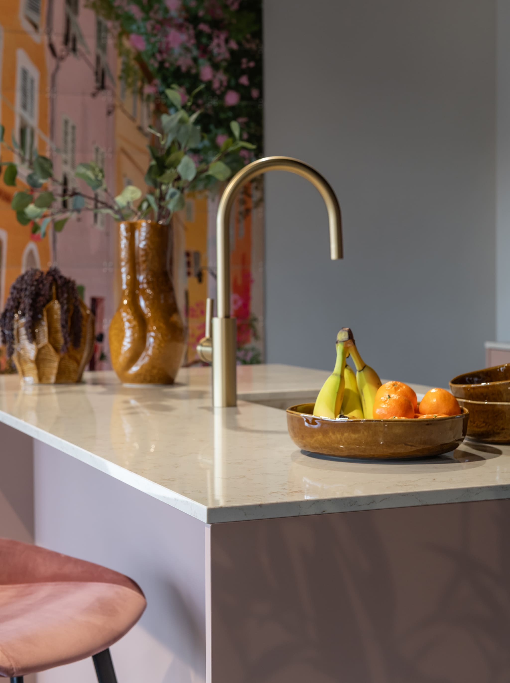 Moderne Boutique fris eilandkeuken van Kitchen4All met een stenen composiet werkblad en greeploze fronten.