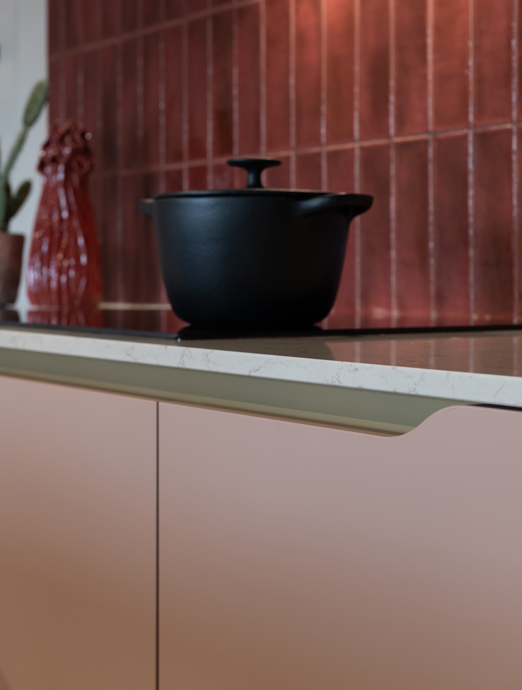 Moderne Kitchen4All Boutique fris keuken met matroze fronten en een wit composiet werkblad.