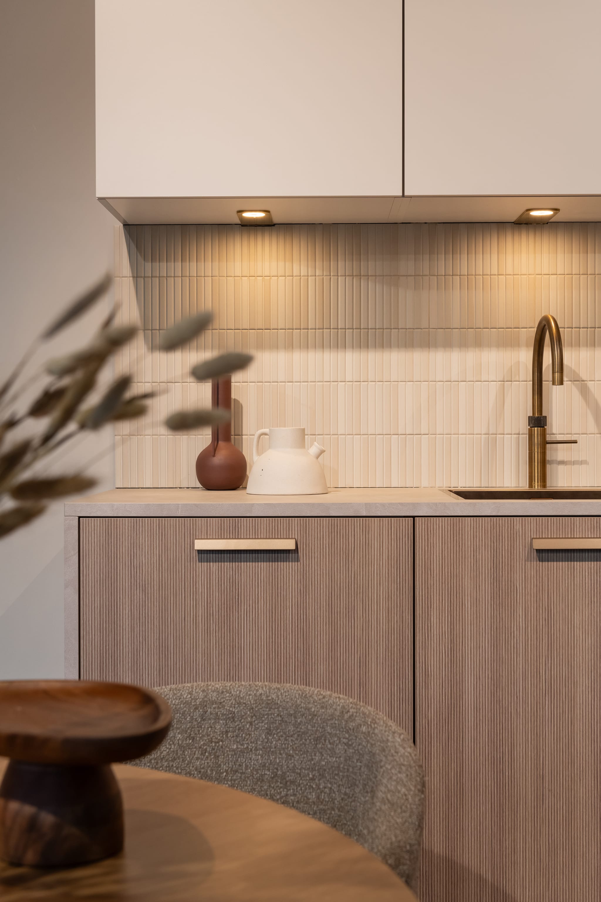 Moderne Japandi soft keuken van Kitchen4All met houtlook werkblad, houten fronten en handgrepen.