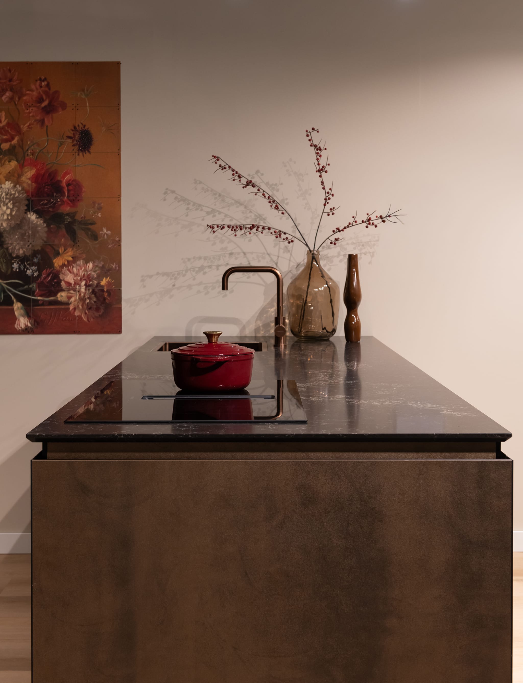 Een modern chique eilandkeuken van Kitchen4All met bruine fronten en een donker composiet werkblad.