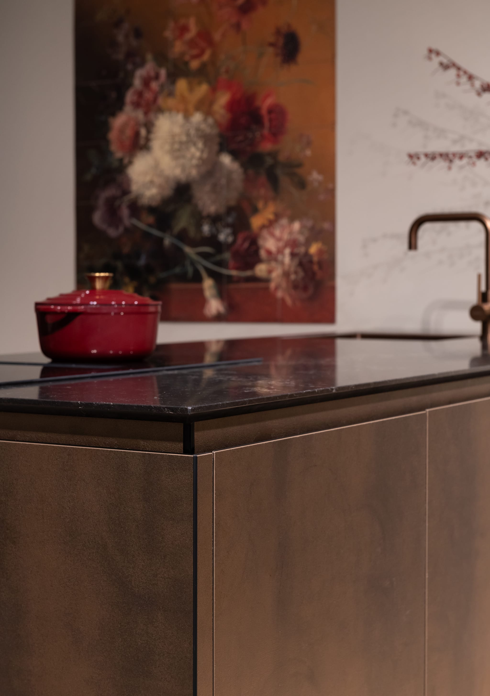 Een modern chique kookeiland van Kitchen4All met bruine greeploze fronten en een donker composiet werkblad.