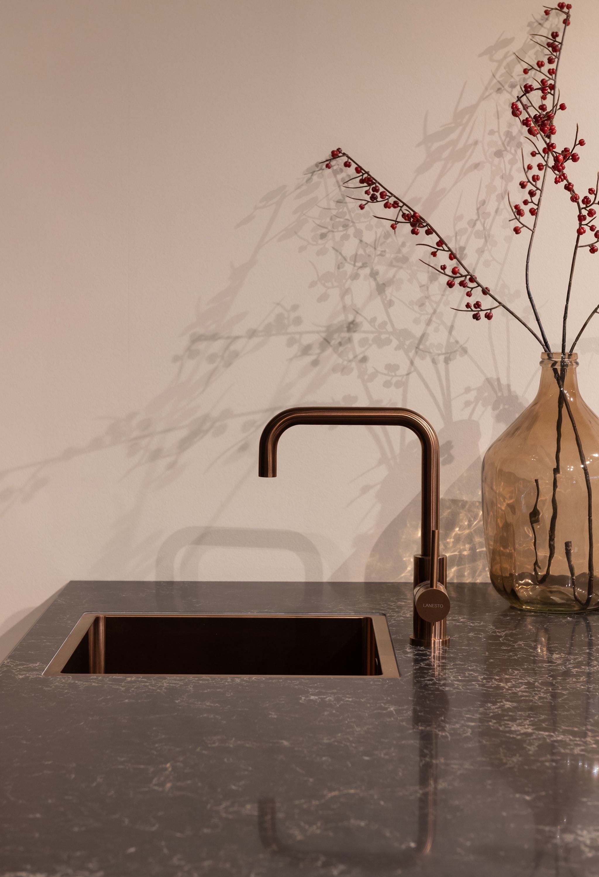 Modern chique Kitchen4All keuken met donkergrijs composiet werkblad en grijze fronten met structuur.