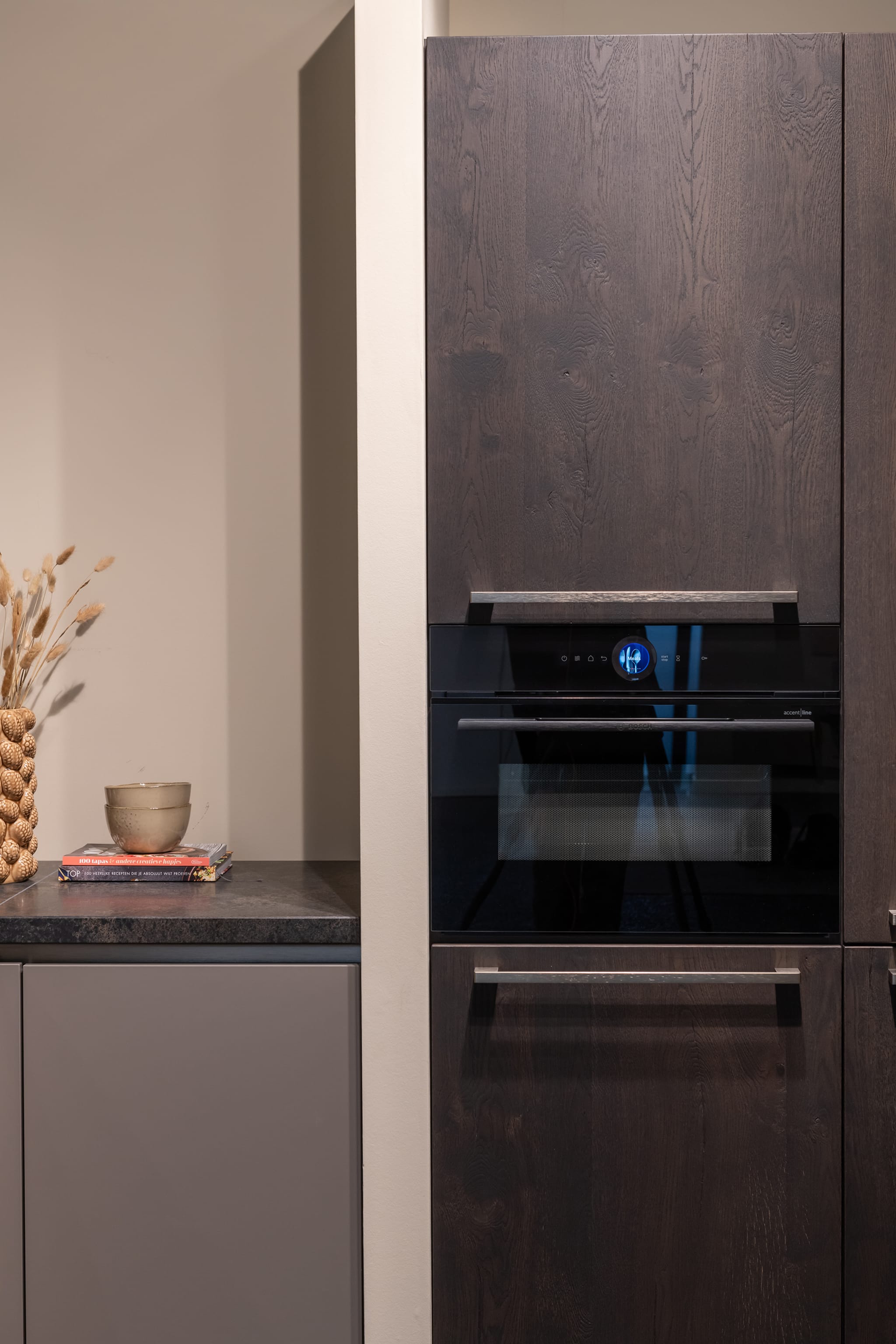 Moderne keuken met strakke lijnen en greeploze fronten