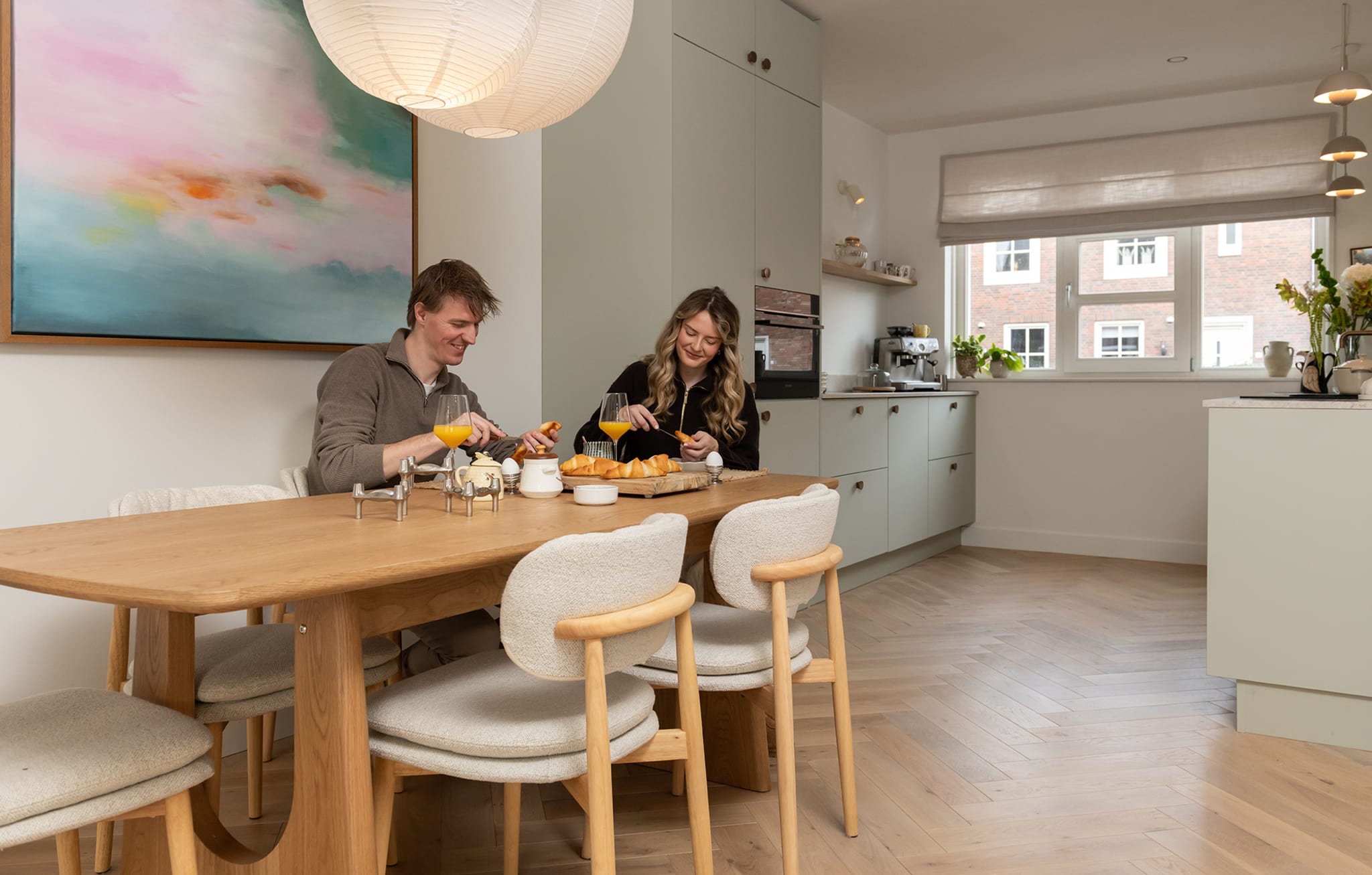 Detail van de knoppen en lichtgroene fronten in de keuken van Maaike en Tijs