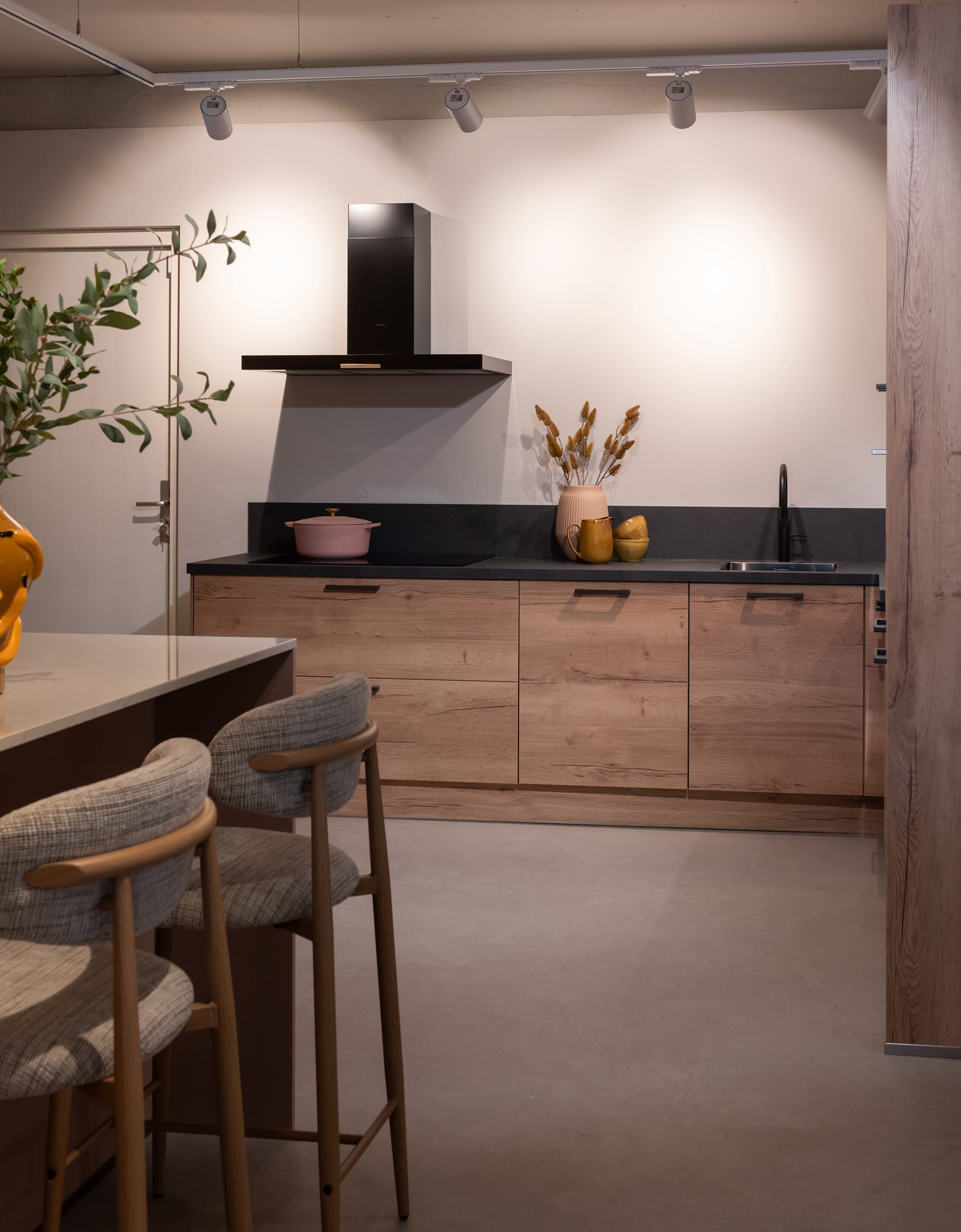 Rustieke stoere Kitchen4All keuken met houten fronten, een donker werkblad en greeploze afwerking.