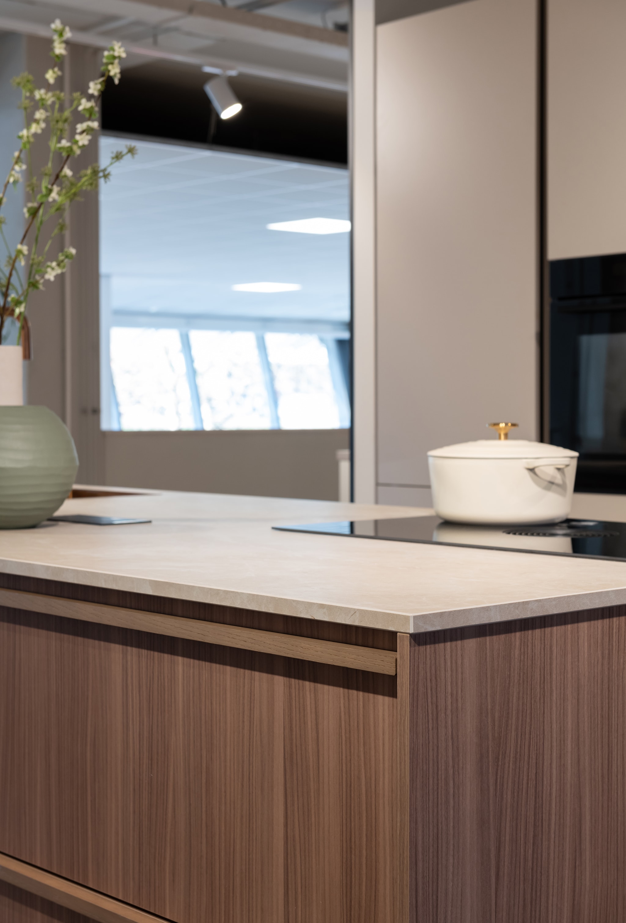 Japandi keuken detail met houtaccenten