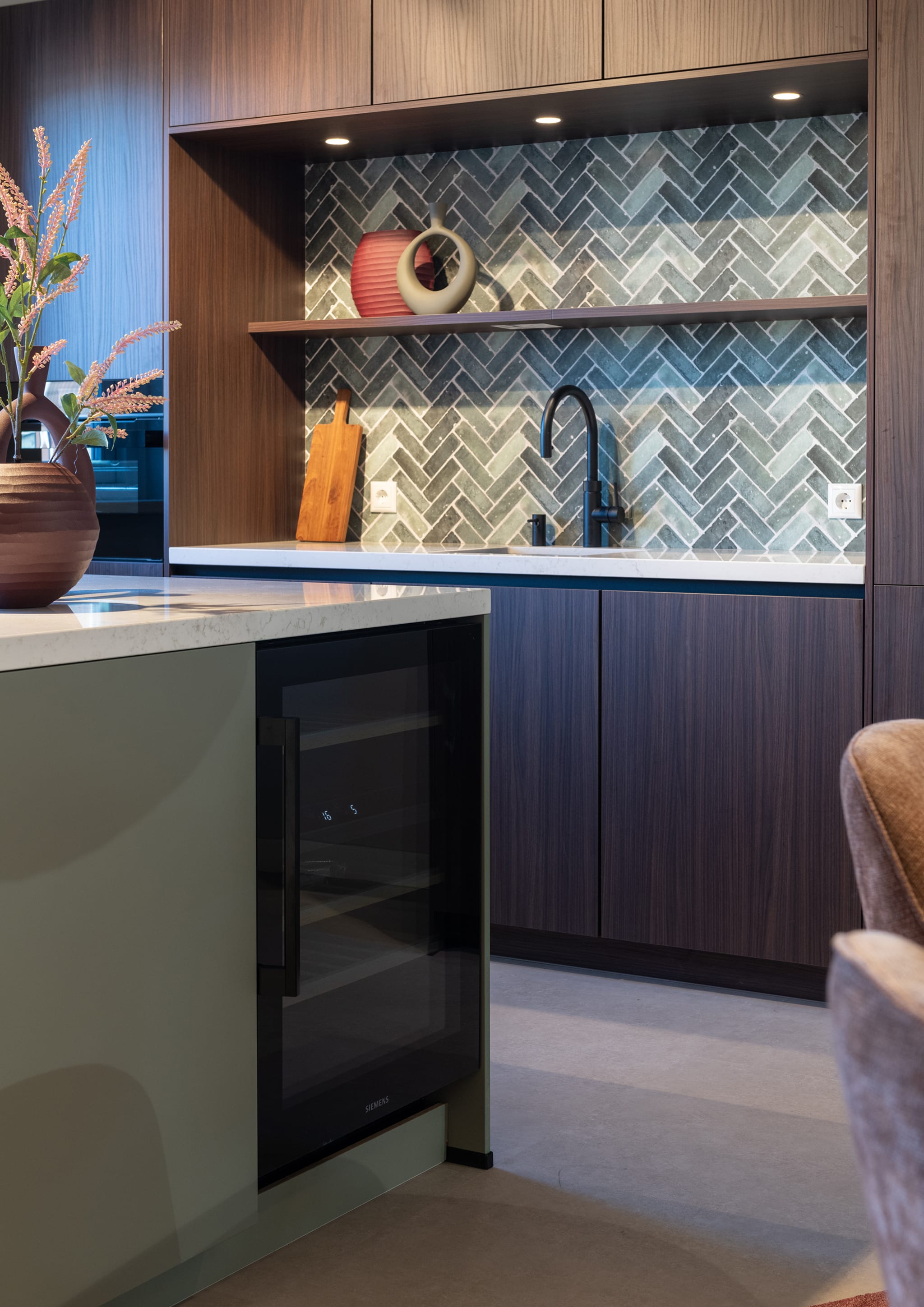 Moderne Puur design eilandkeuken van Kitchen4All met houtlook en groentinten, greeploze fronten en een composiet werkblad.