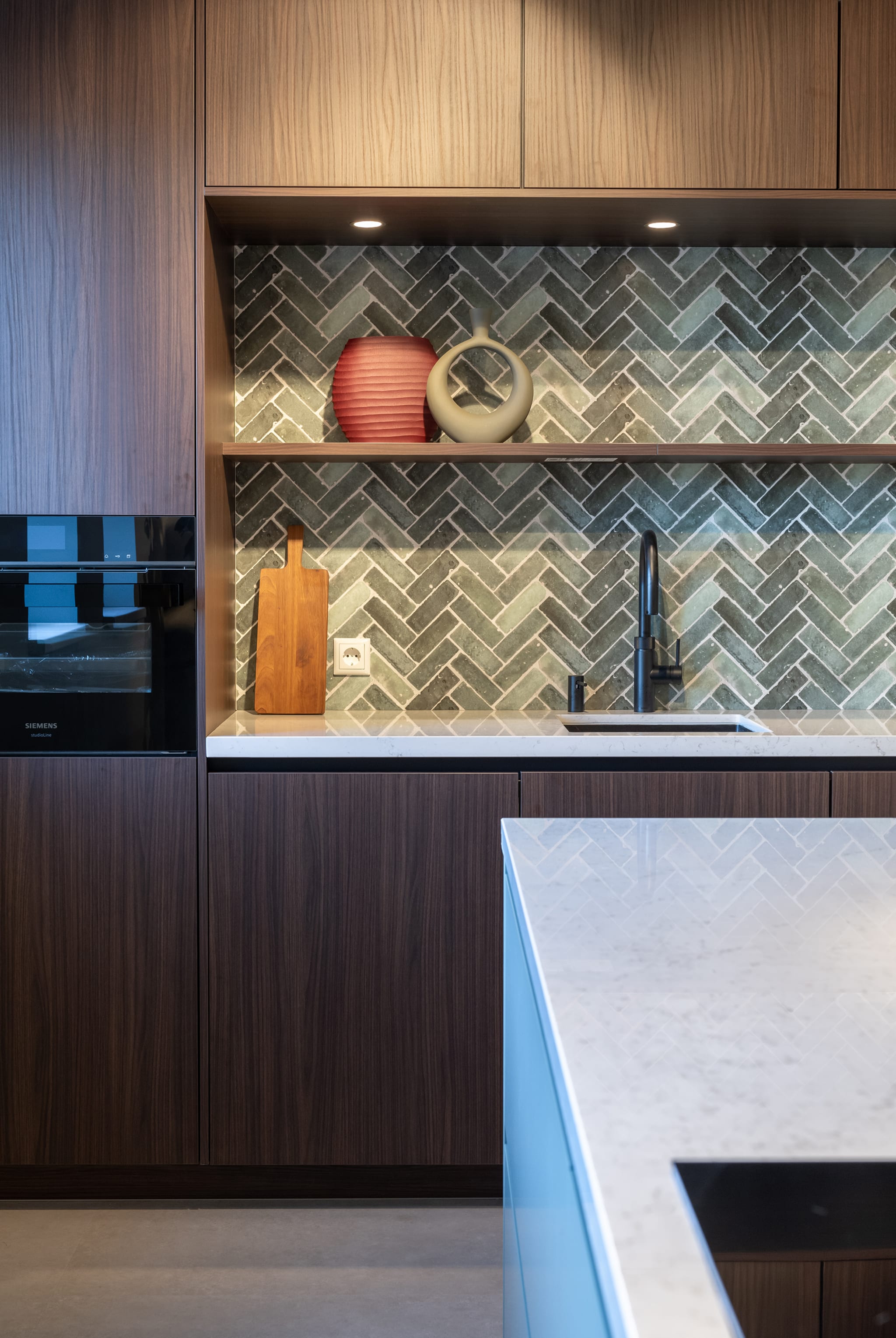 Design keuken met doorlopend werkblad en strakke greeploze kasten