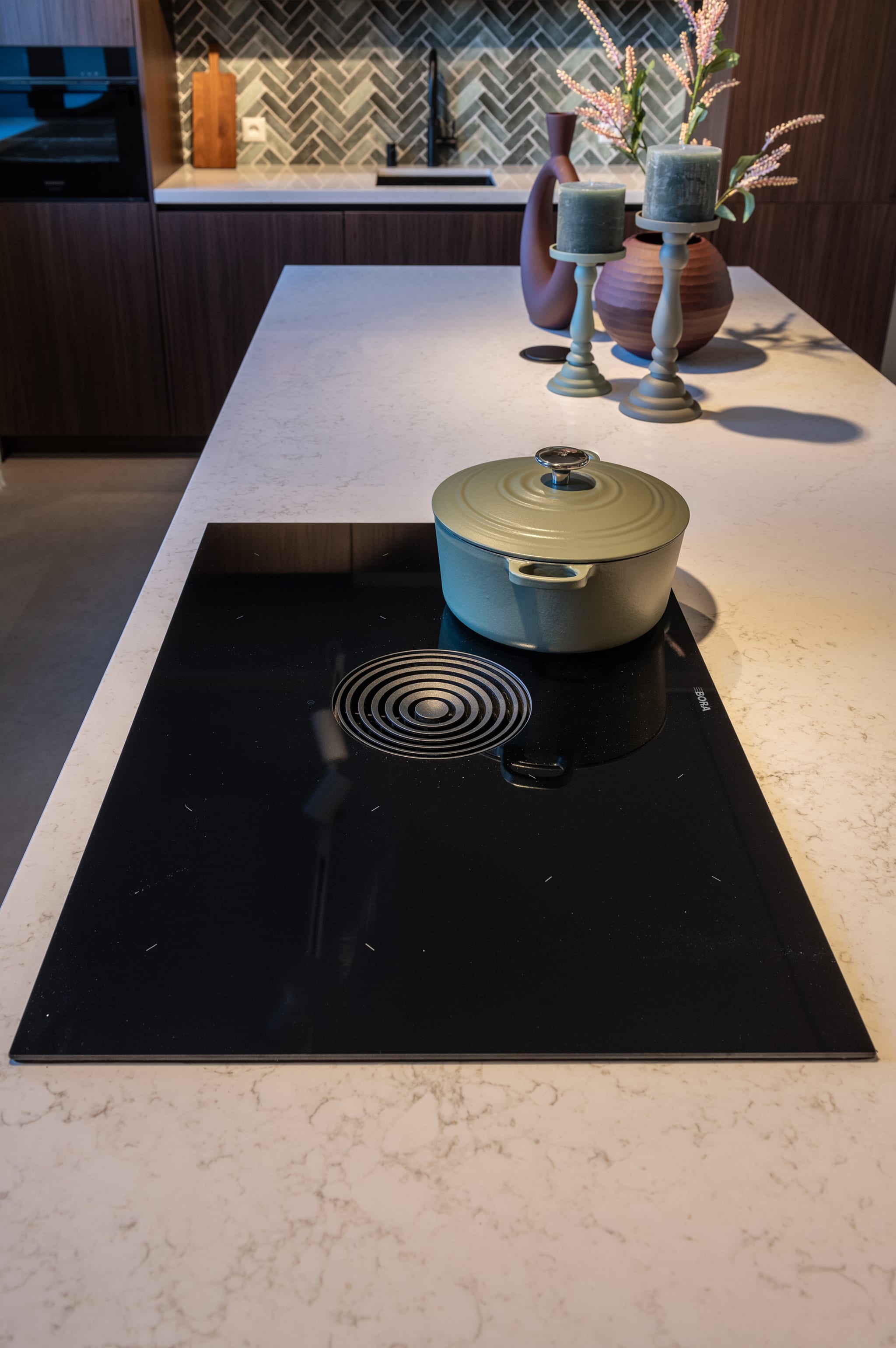 Modern kookeiland van Kitchen4All met een licht composiet werkblad en een zwarte inductiekookplaat.