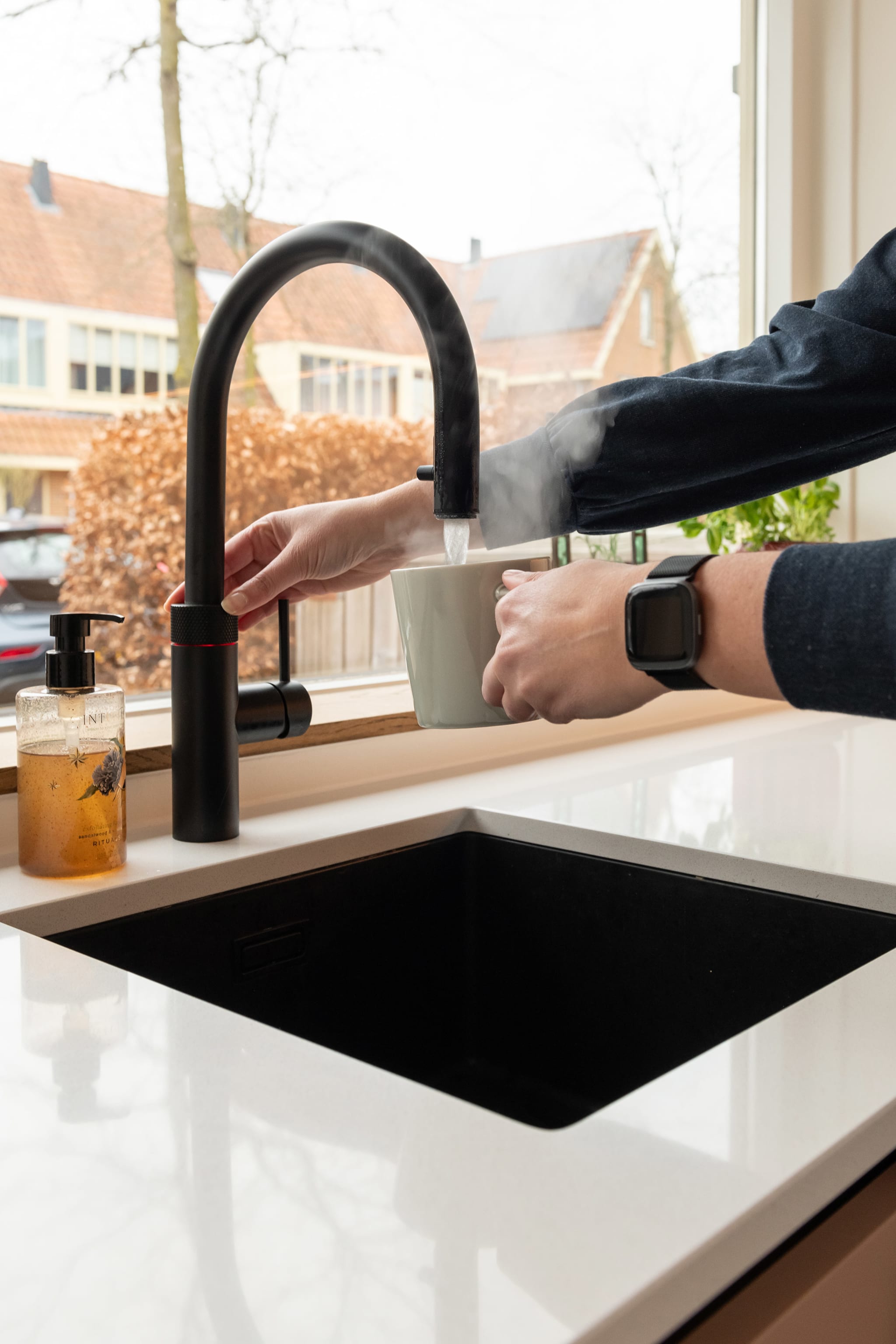 Quooker kokendwaterkraan en inductiekookplaat in de keuken van Jessica