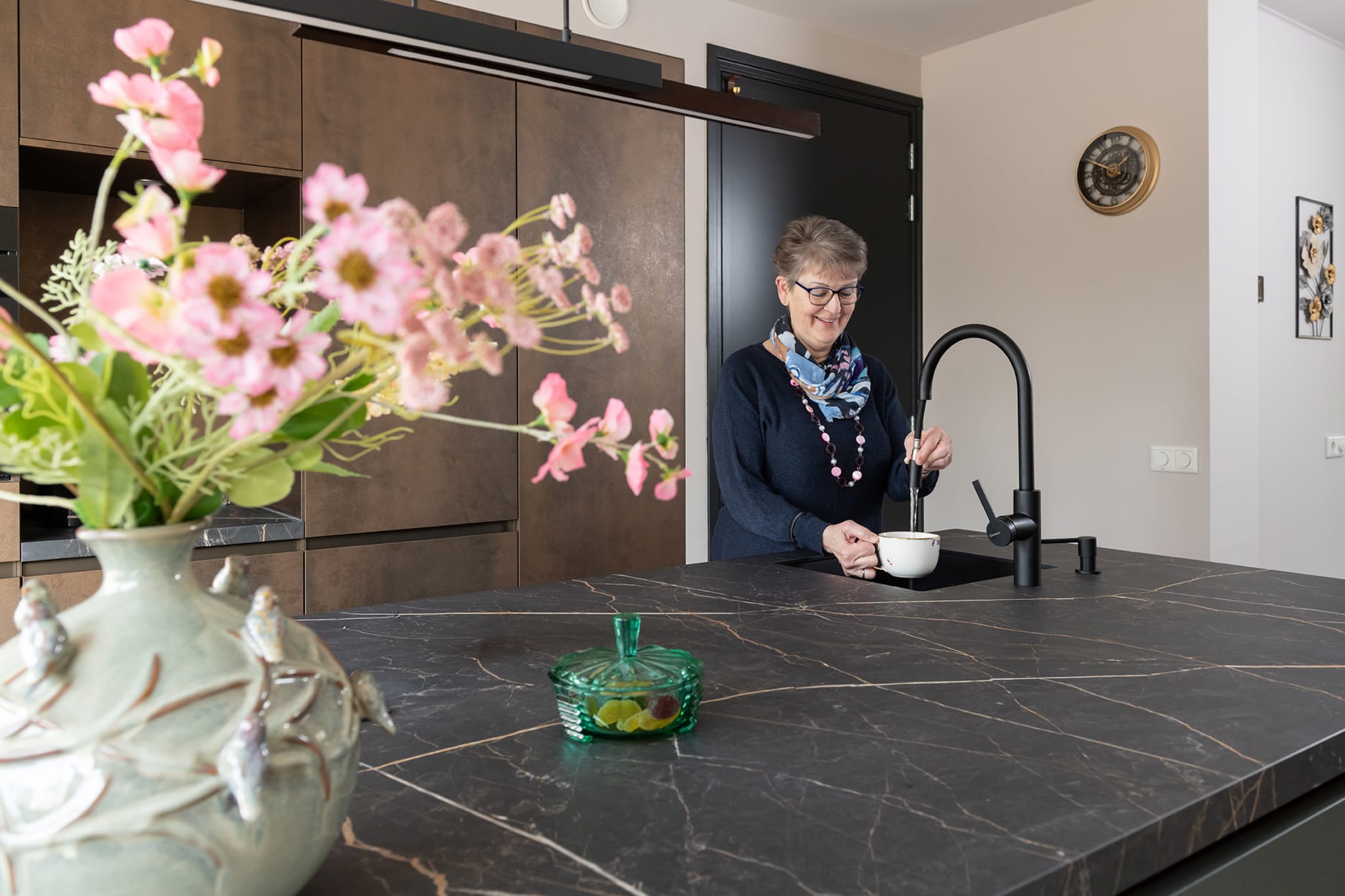 Kookeiland in de keuken van Gerda en Jos in Genemuiden