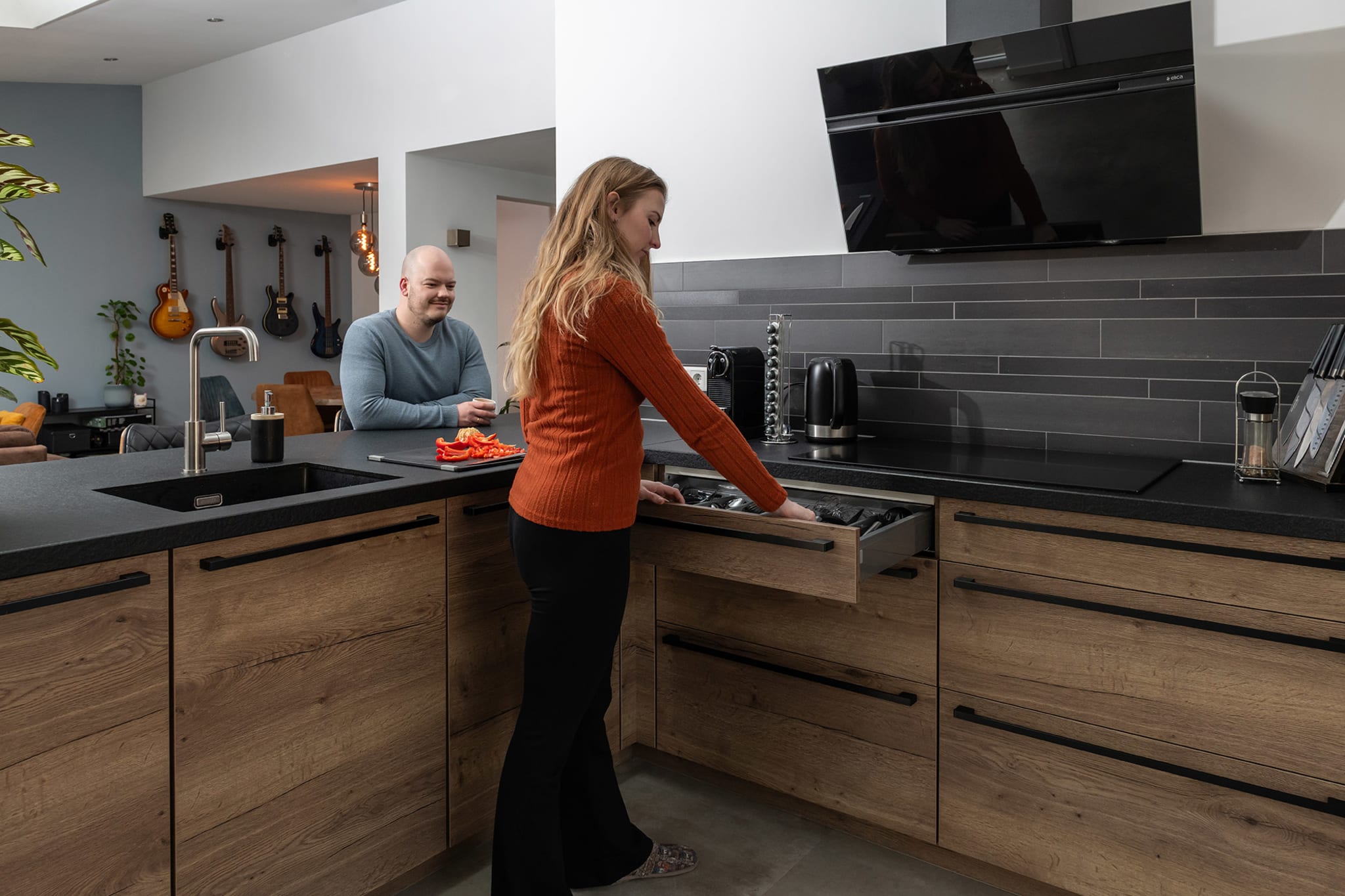 Sfeervolle details van de warme L-keuken van familie Toersche