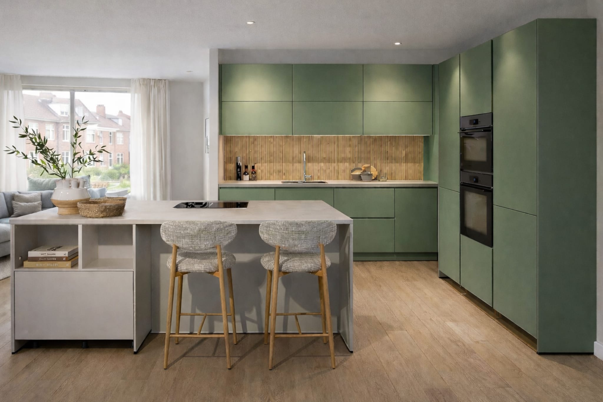Moderne Kitchen4All Nordic warm eilandkeuken met matte groene fronten, houtlook werkblad en houten accenten.