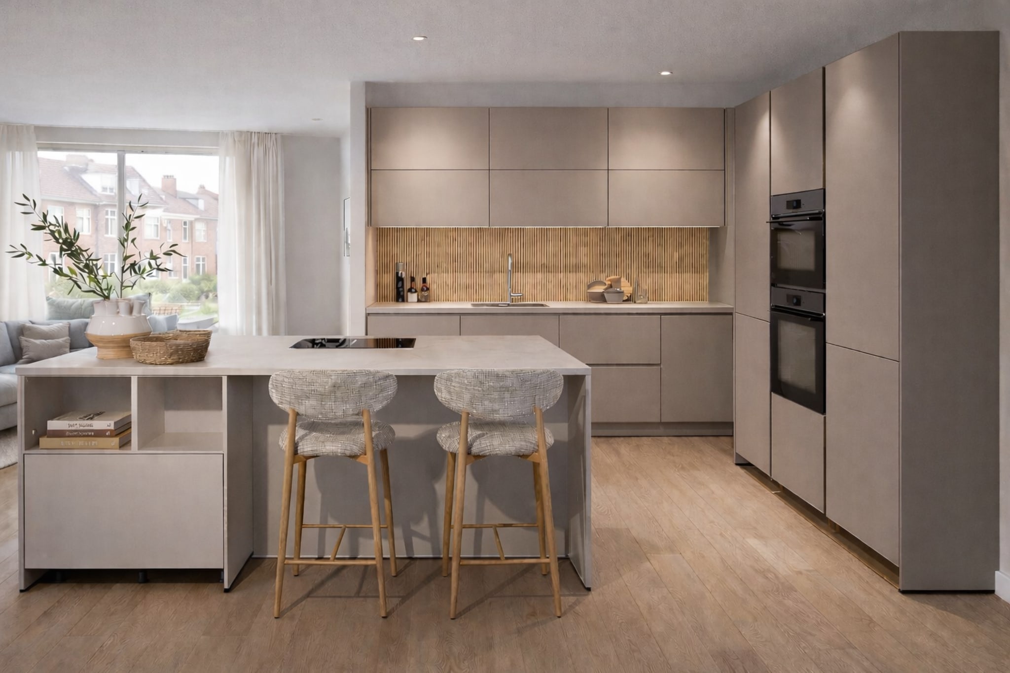 Moderne Nordic warm keuken met greeploze beige en taupe fronten, houtlook werkblad en kookeiland.