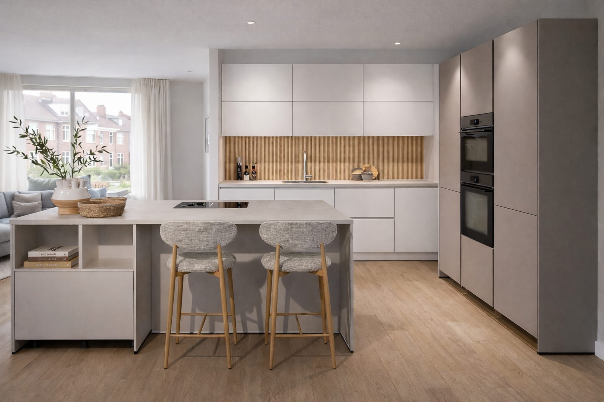Moderne Nordic warm eilandkeuken van Kitchen4All met witte en grijze greeploze fronten en houtlook accenten.