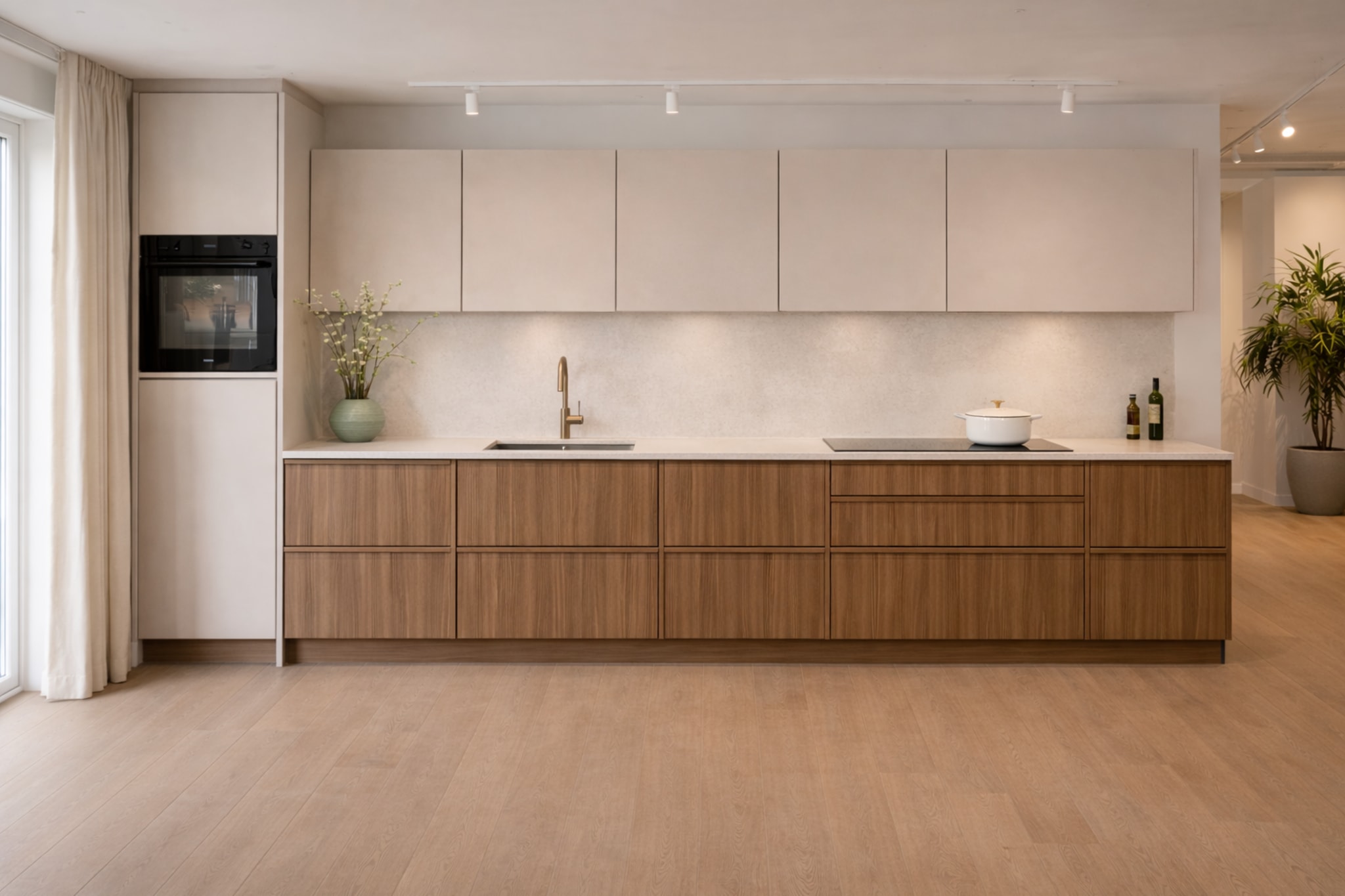 Moderne Japandi droom keuken van Kitchen4All met greeploze houtlook en beige fronten en een wit werkblad.