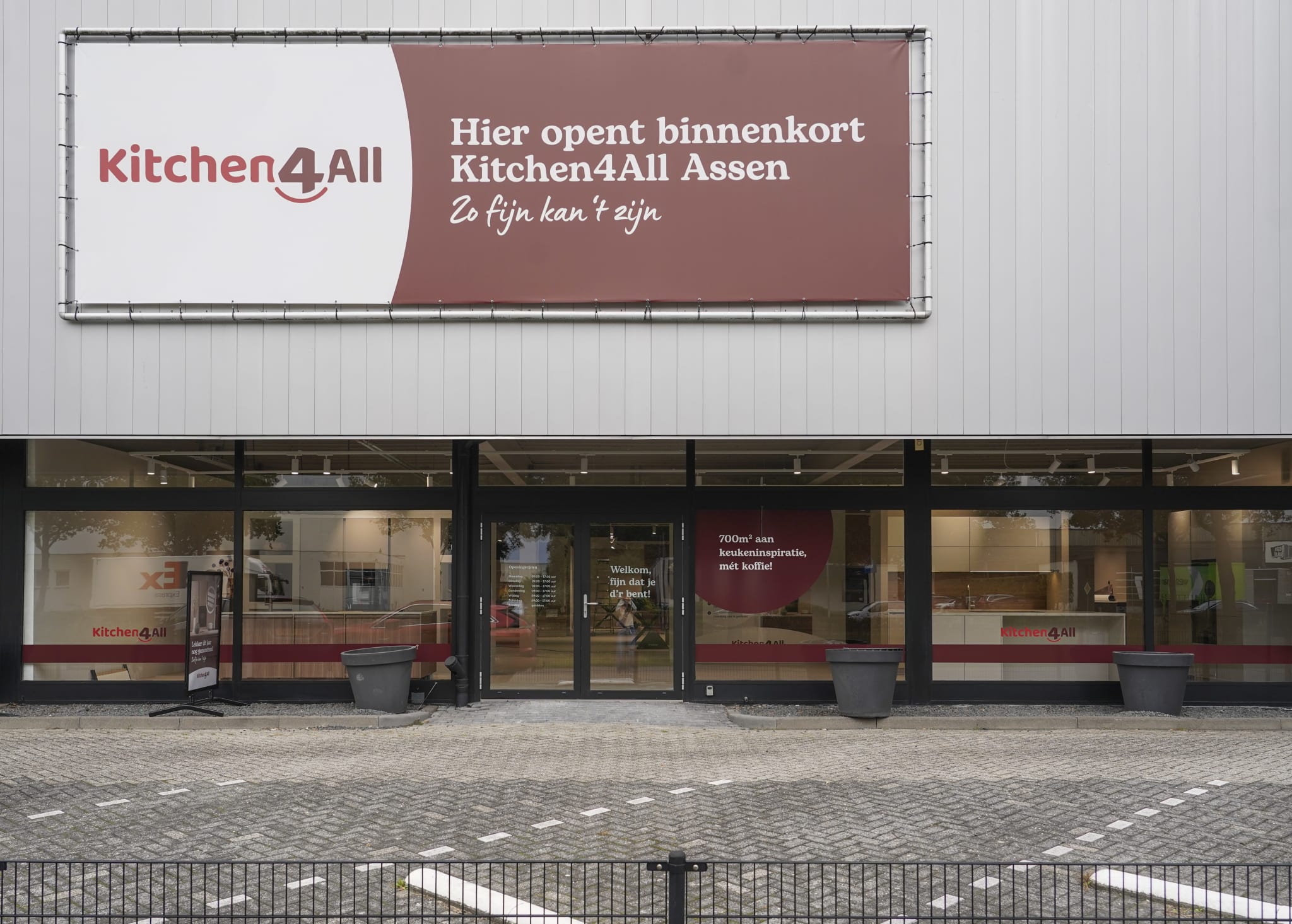 De gevel van Kitchen4All Assen aan de Zeilmakerstraat, met boven de entree een spandoek met de tekst Hier opent binnenkort Kitchen4All Assen