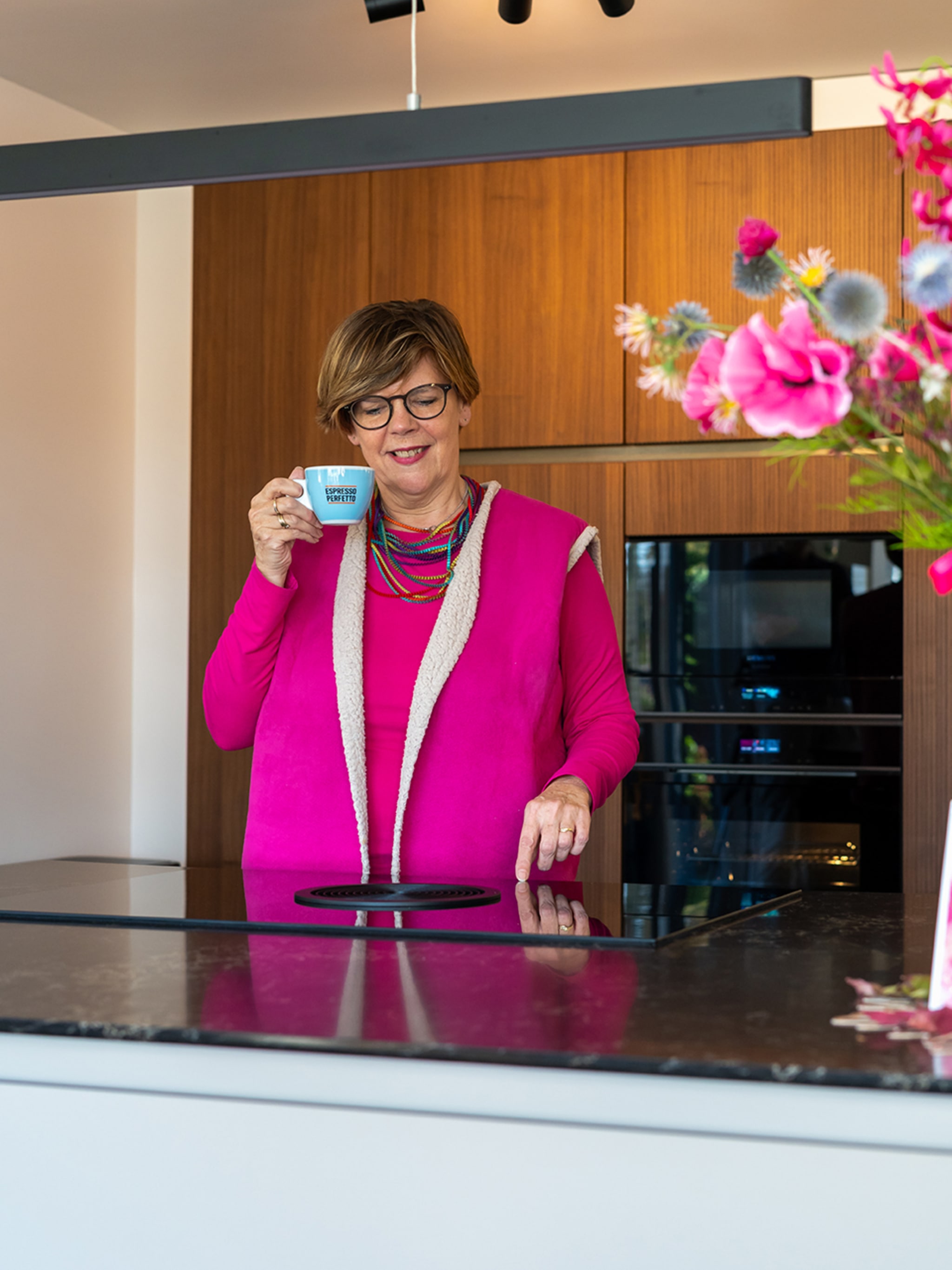 U-keuken opstelling met BORA kookplaat en hoge kastenwand