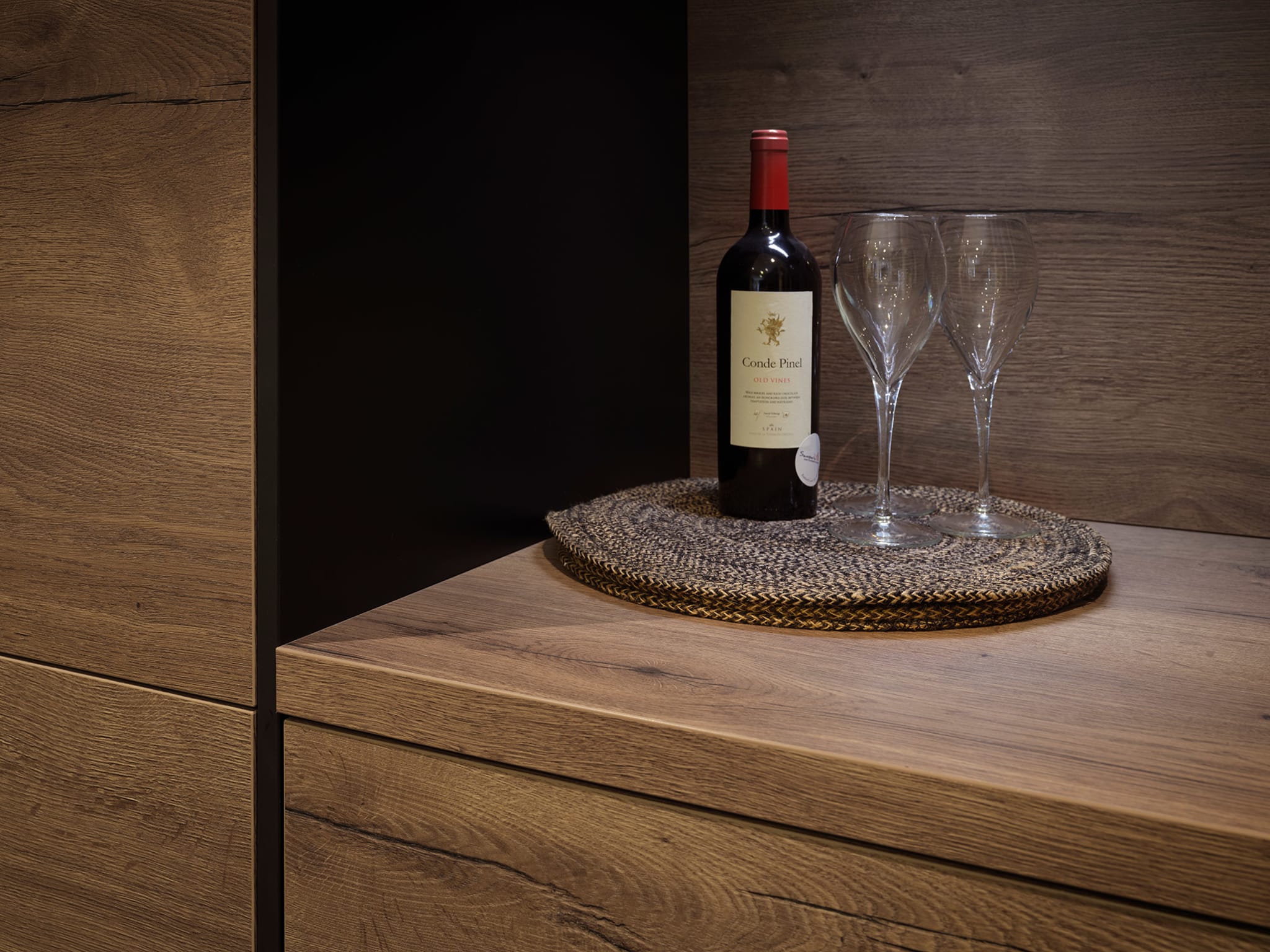 Landelijke Kitchen4All keuken met houtlook werkblad en greeploze fronten in warme houttinten.