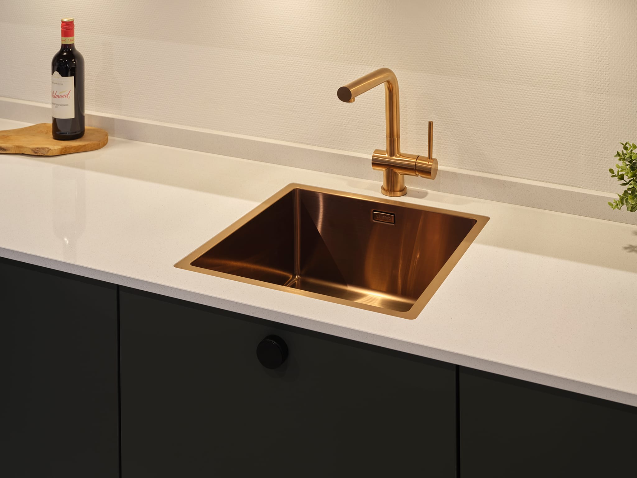 Moderne Compact stijlvol keuken met wit composiet werkblad en koperen spoelbak en kraan.