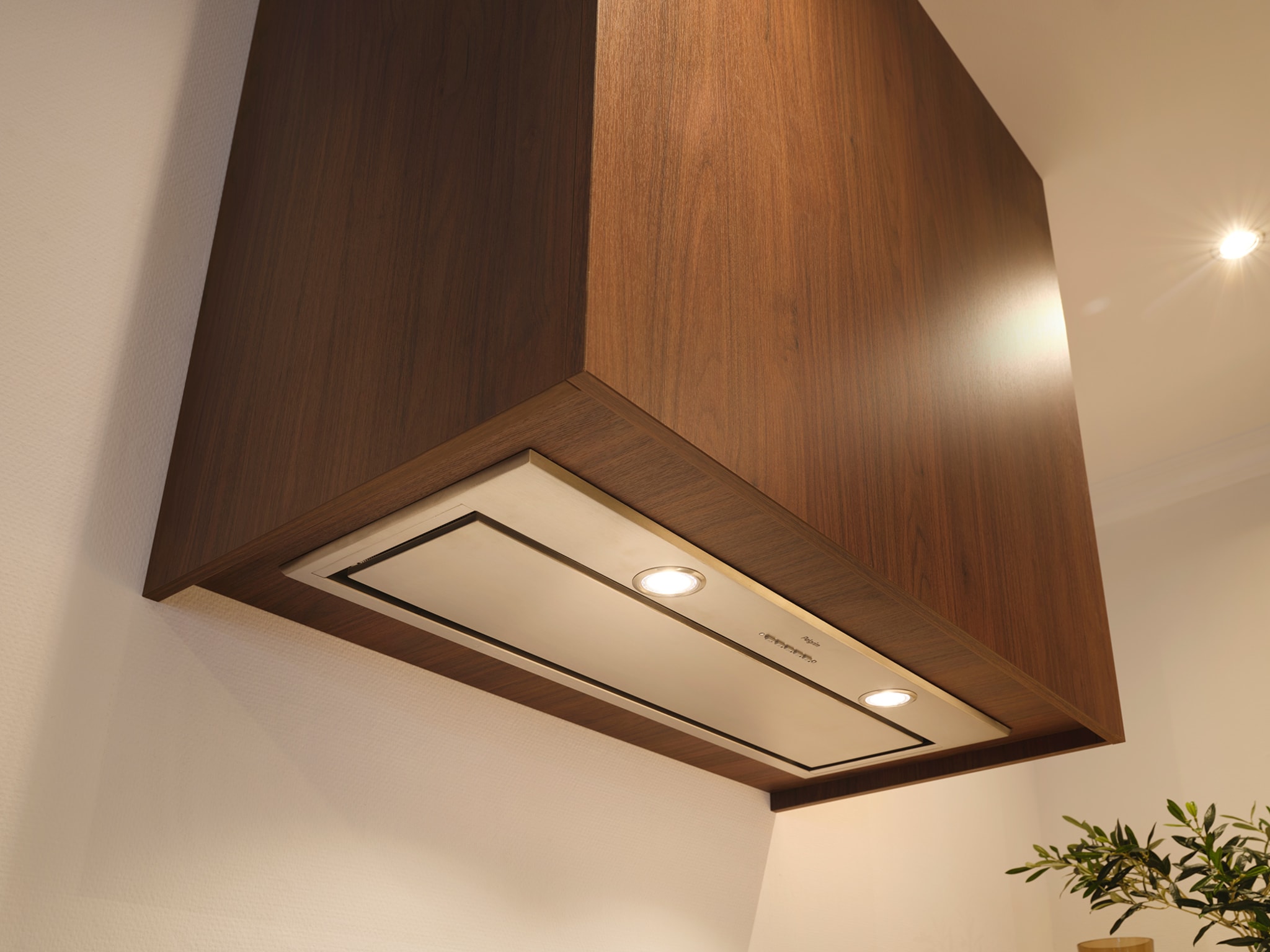 Moderne Kitchen4All afzuigkap met donkerbruine houten ombouw en ingebouwde verlichting.