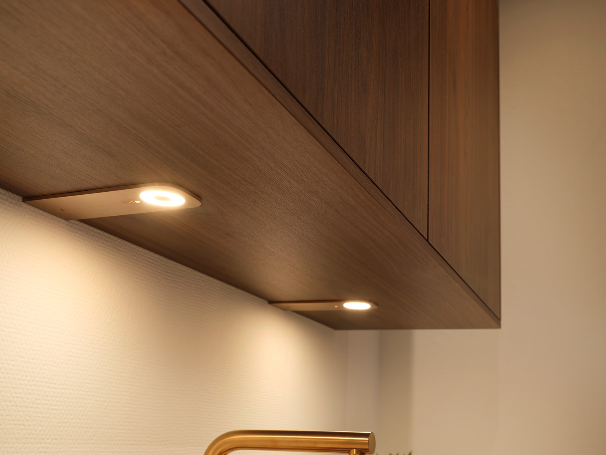 Moderne Compact stijlvol keuken van Kitchen4All met donkere houten fronten, greeploos design en geïntegreerde verlichting.