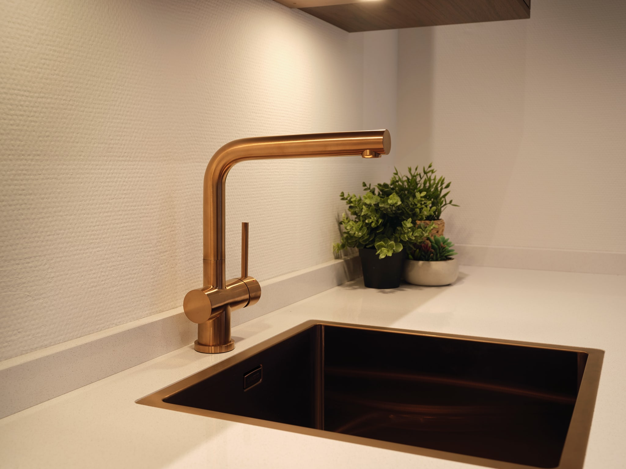 Moderne Compact stijlvol keuken met wit composiet werkblad en koperen kraan van Kitchen4All.