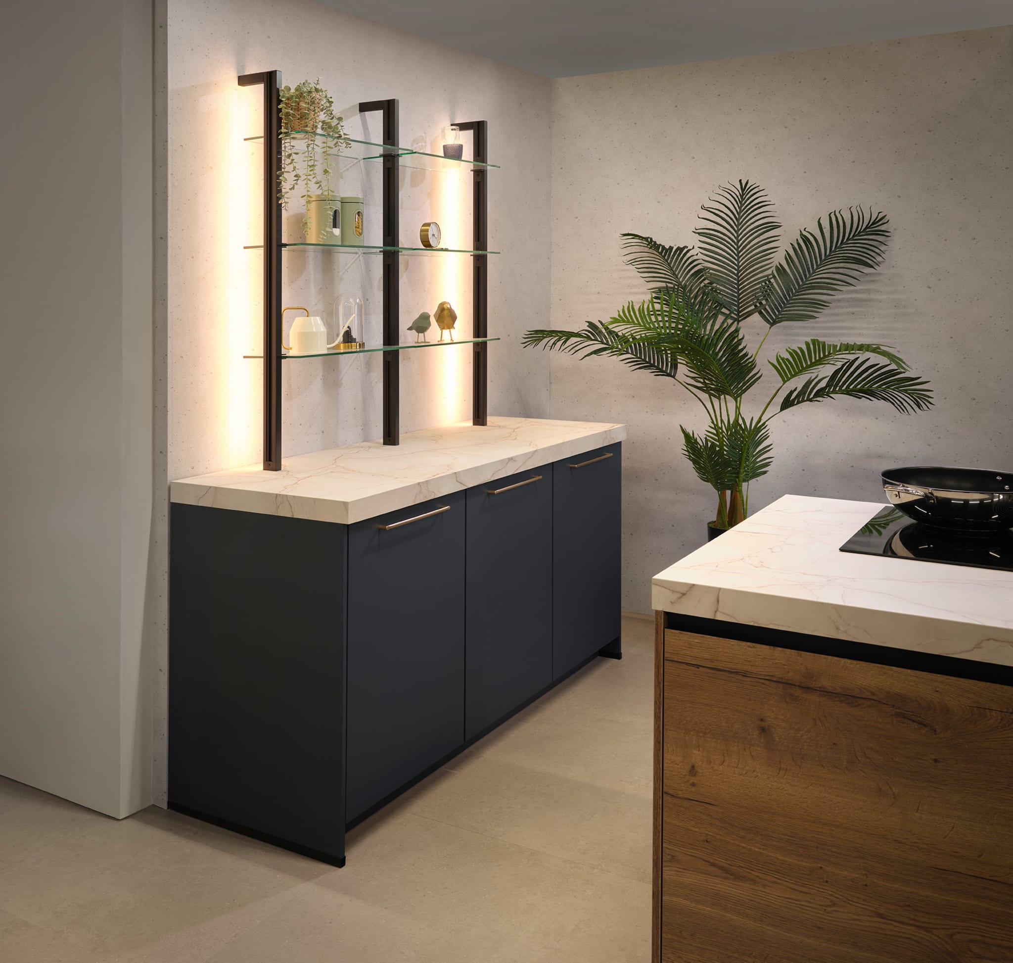 Moderne Contrast chique keuken met donkergrijze matte fronten, composiet werkblad en open schappen.