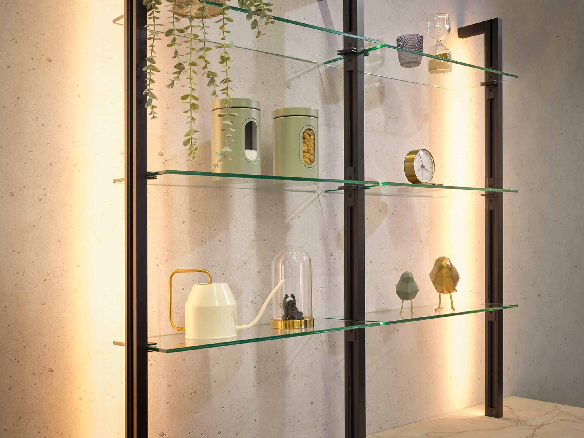Moderne open kast van Kitchen4All met glazen planken en sfeervolle verlichting, perfect voor decoratie.