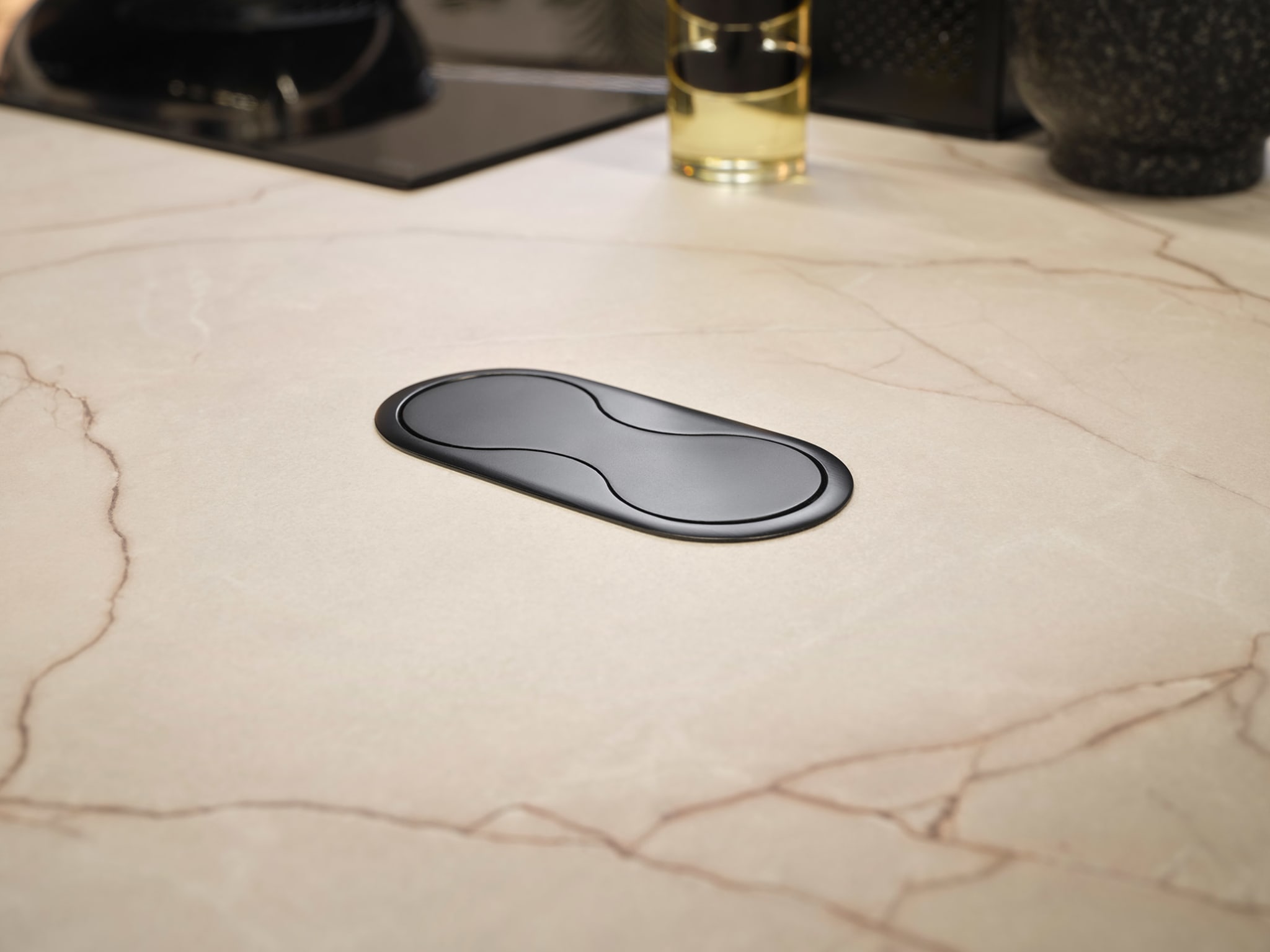 Een modern Kitchen4All Contrast chique keukenwerkblad met marmerlook en een zwarte, matte pop-up stopcontact.