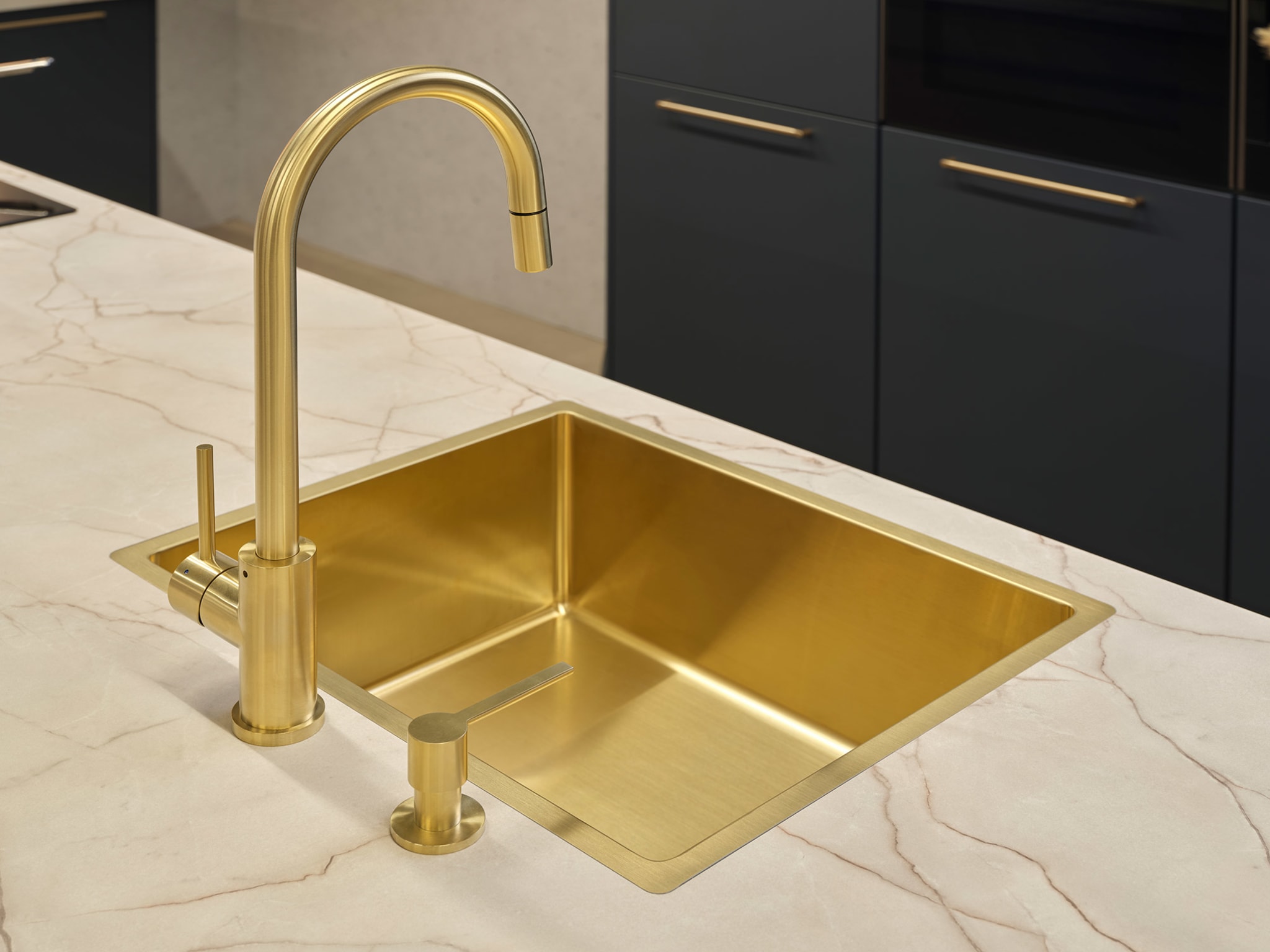 Een moderne Kitchen4All Contrast chique keuken met een gouden kraan en spoelbak op een marmerlook werkblad.