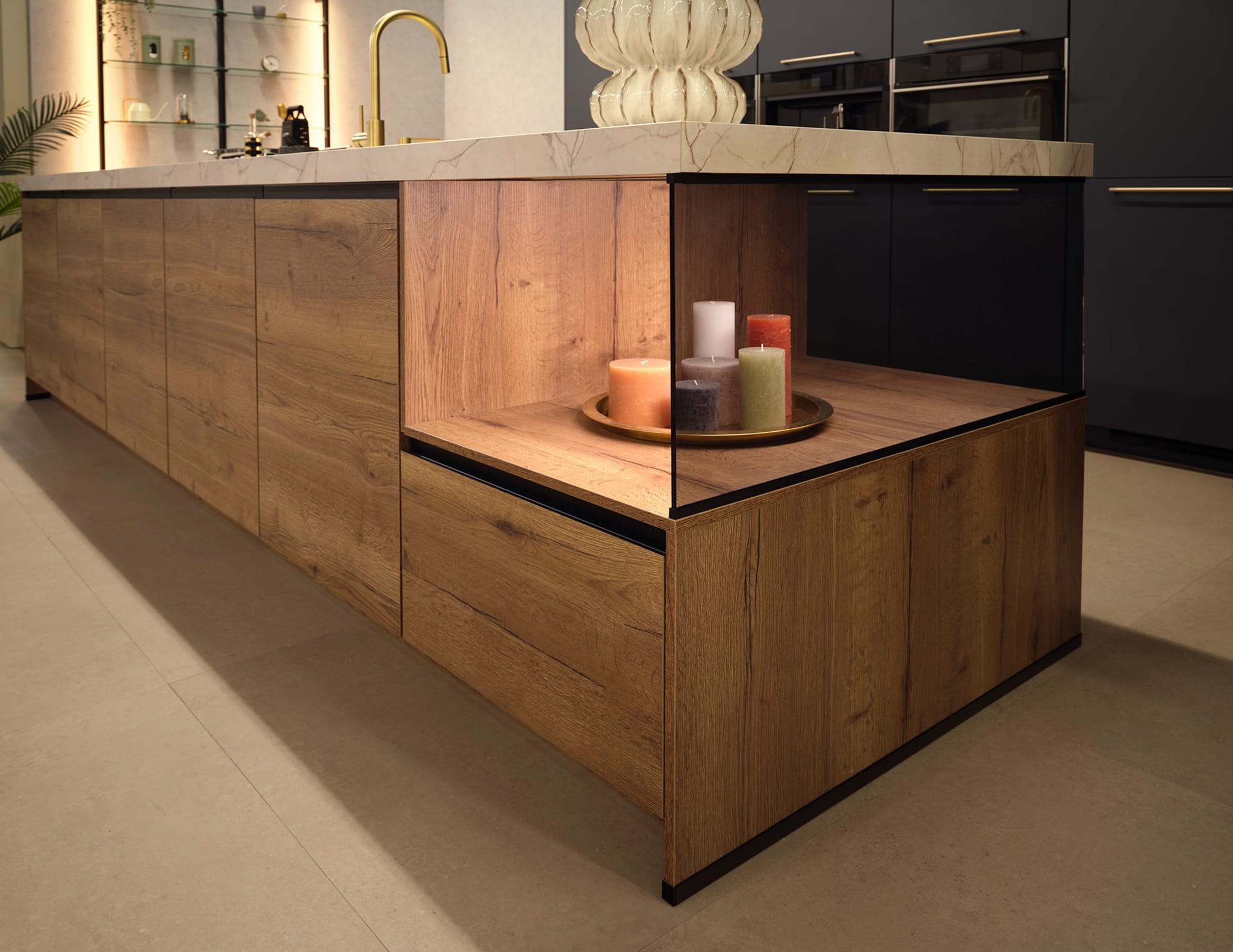 Modern kookeiland van Kitchen4All met houtlook fronten, greeploze afwerking en een marmerlook werkblad.
