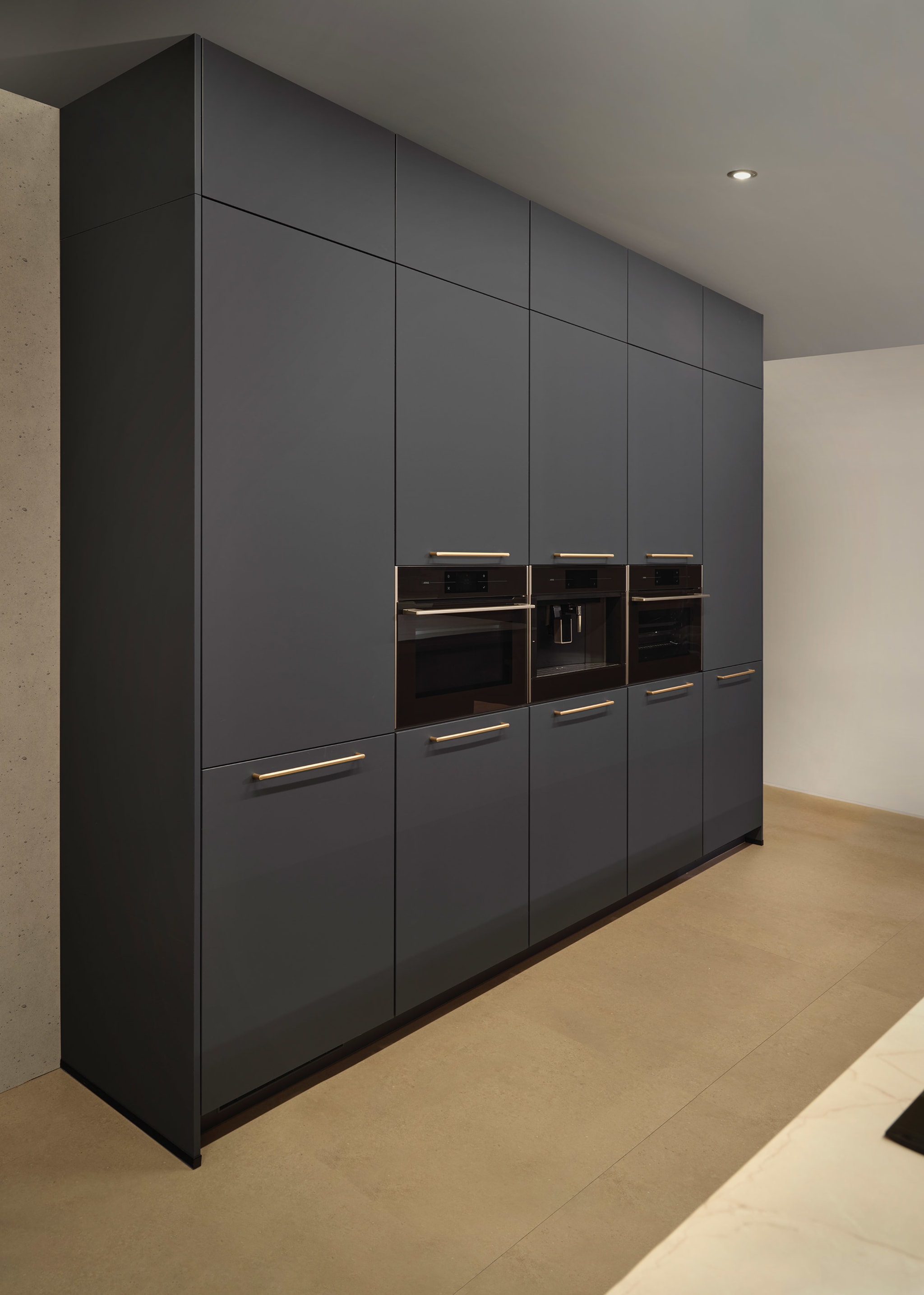 Moderne, rechte Kitchen4All keuken Contrast chique met hoogglans grijze fronten en geïntegreerde apparatuur.