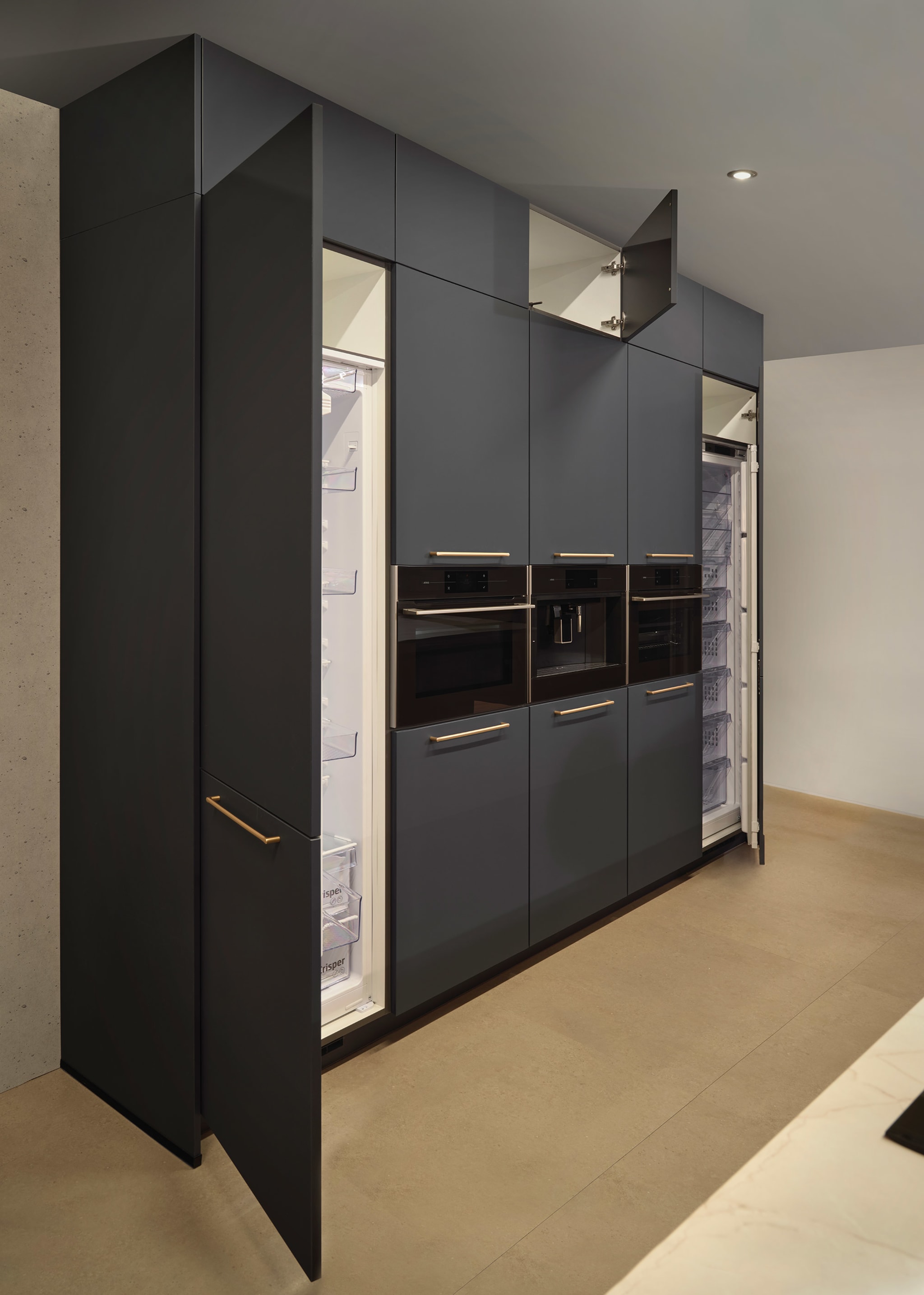 Moderne Contrast chique keuken met hoogglans grijze fronten en greeploze kasten, inclusief ingebouwde apparatuur.