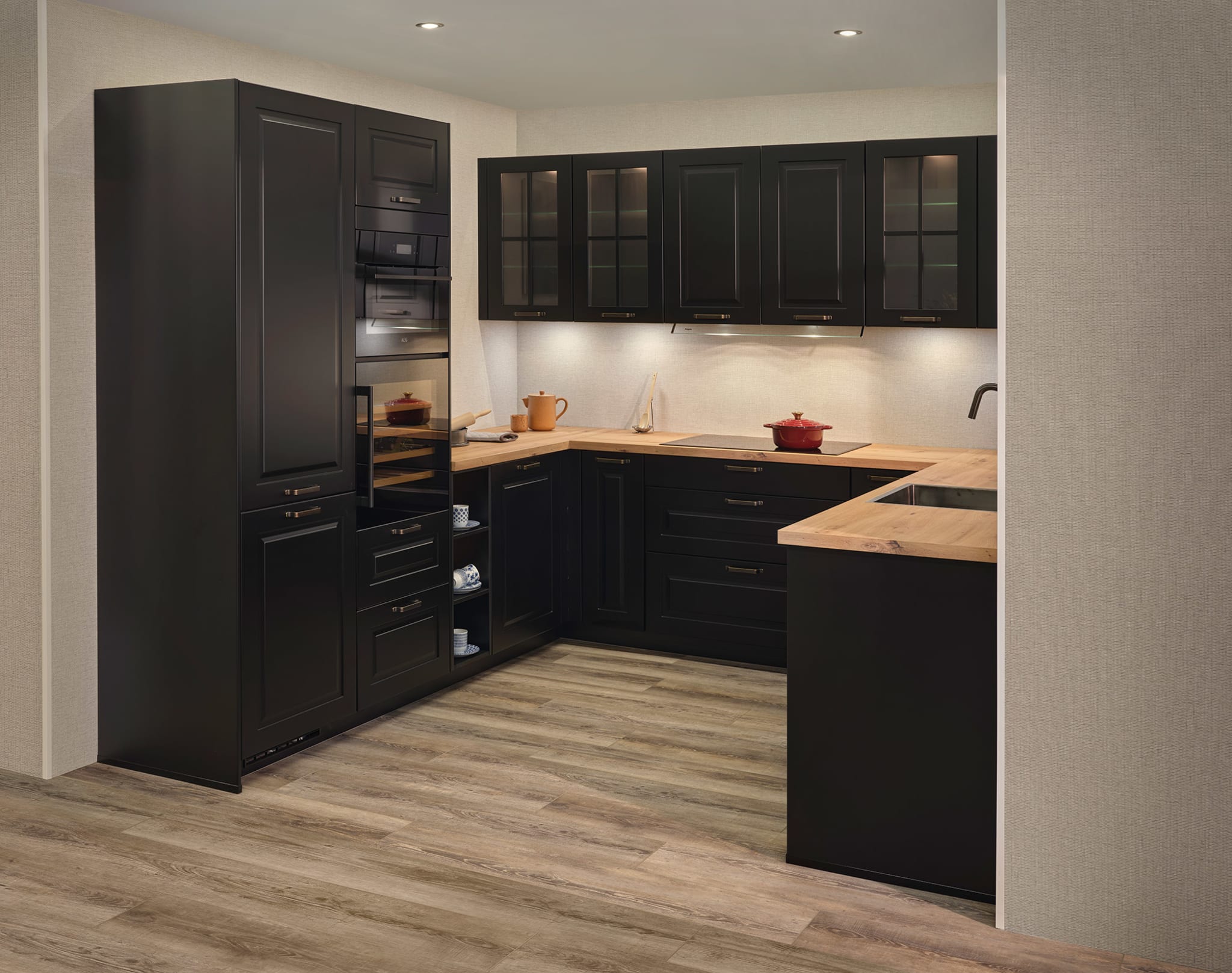 Een klassieke L-keuken van Kitchen4All met matzwarte kaderfronten en een warm houtlook werkblad.