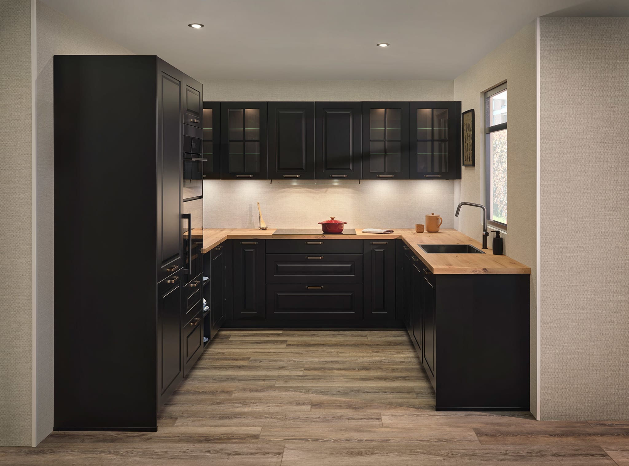 Een landelijke Kitchen4All U-keuken met matzwarte kaderfronten en een warm houten werkblad.