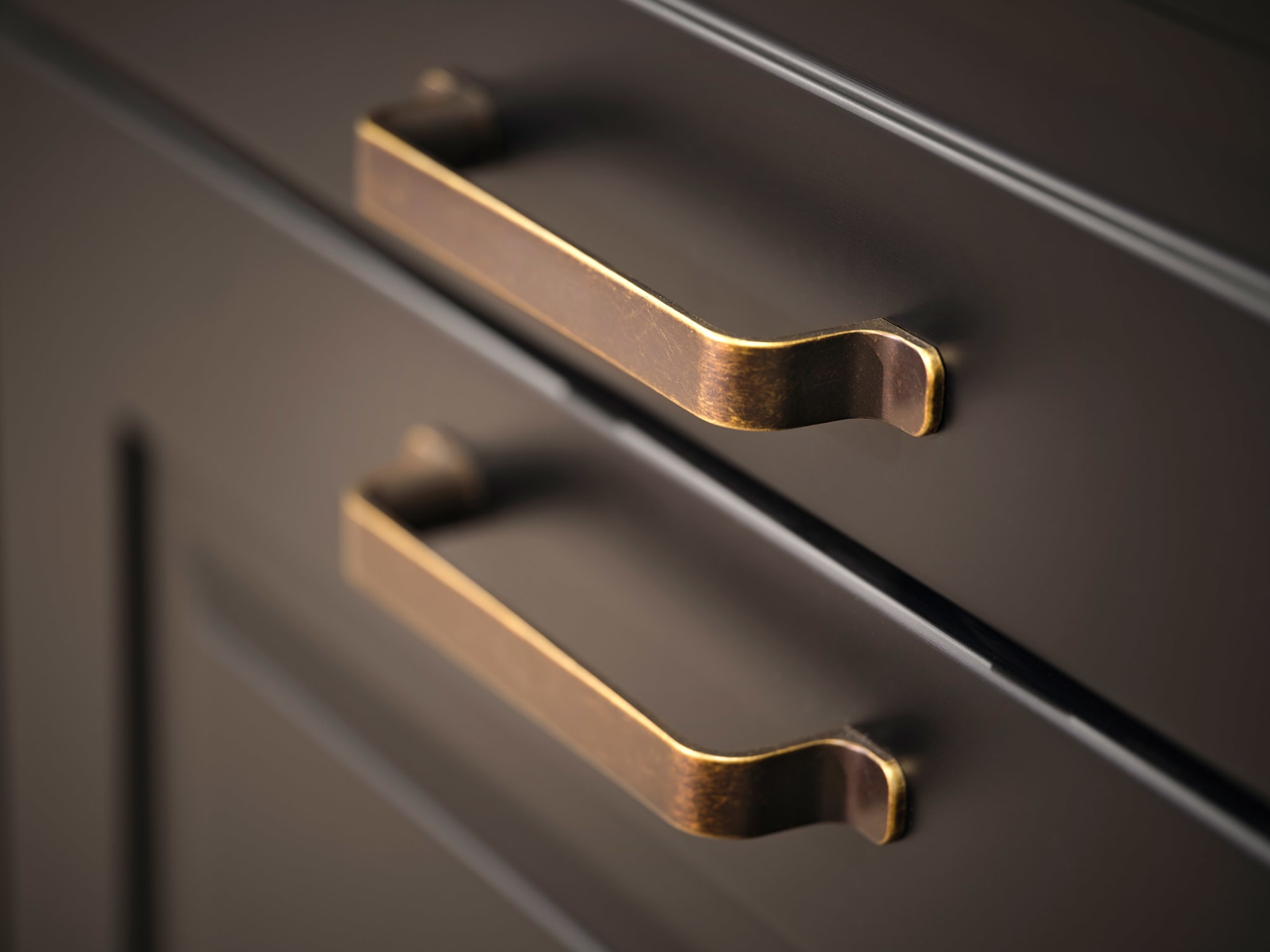 Close-up van een mat grijs kaderfront met bronzen handgrepen, passend bij de landelijke stijl van Kitchen4All.
