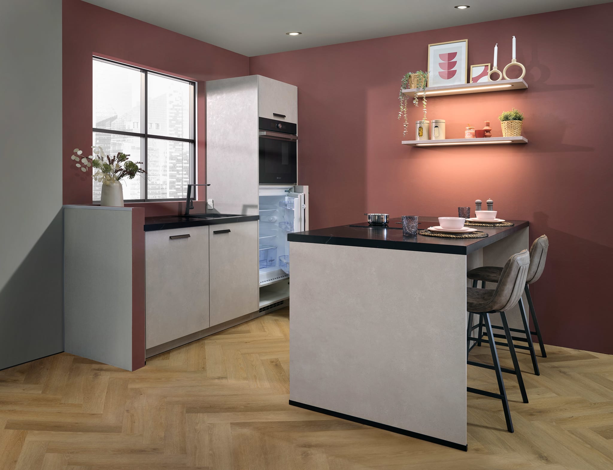 Moderne Kitchen4All eilandkeuken met matgrijze fronten, greeploos en een donker composiet werkblad.