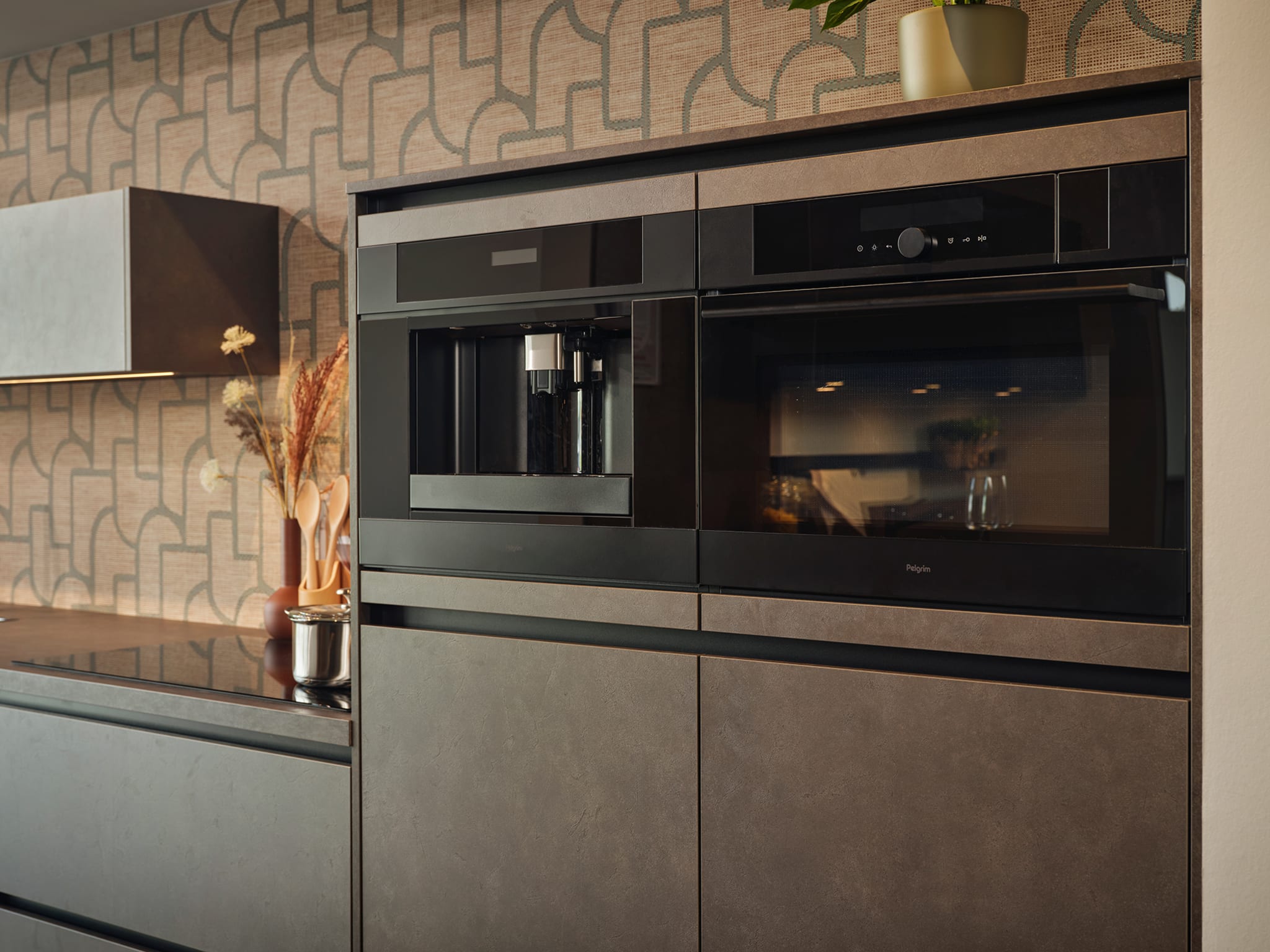 Moderne, rechte Kitchen4All keuken met greeploze, matte fronten en een donker composiet werkblad.