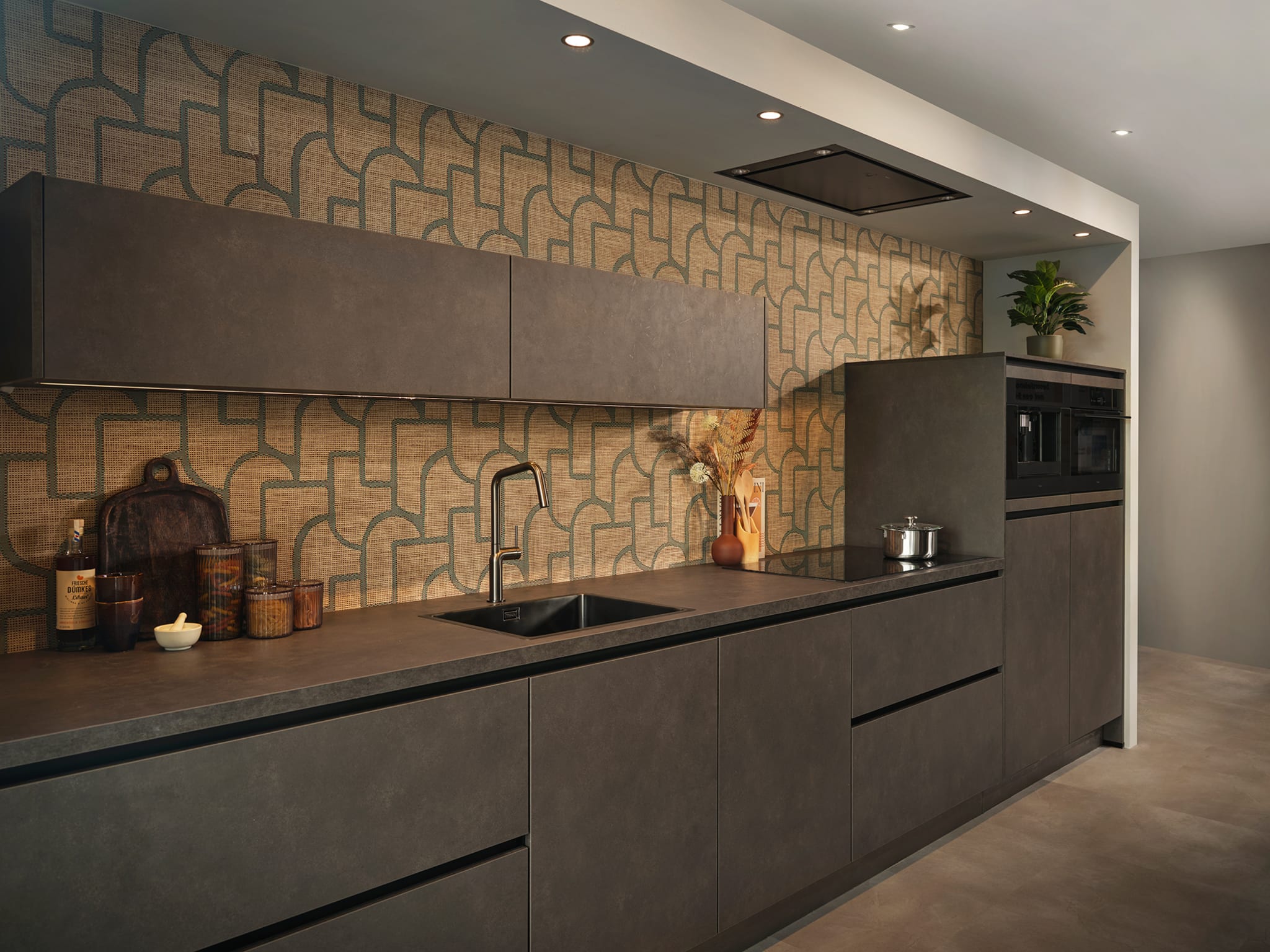 Moderne Kitchen4All keuken met matgrijze fronten en een donker composiet werkblad in betonlook.