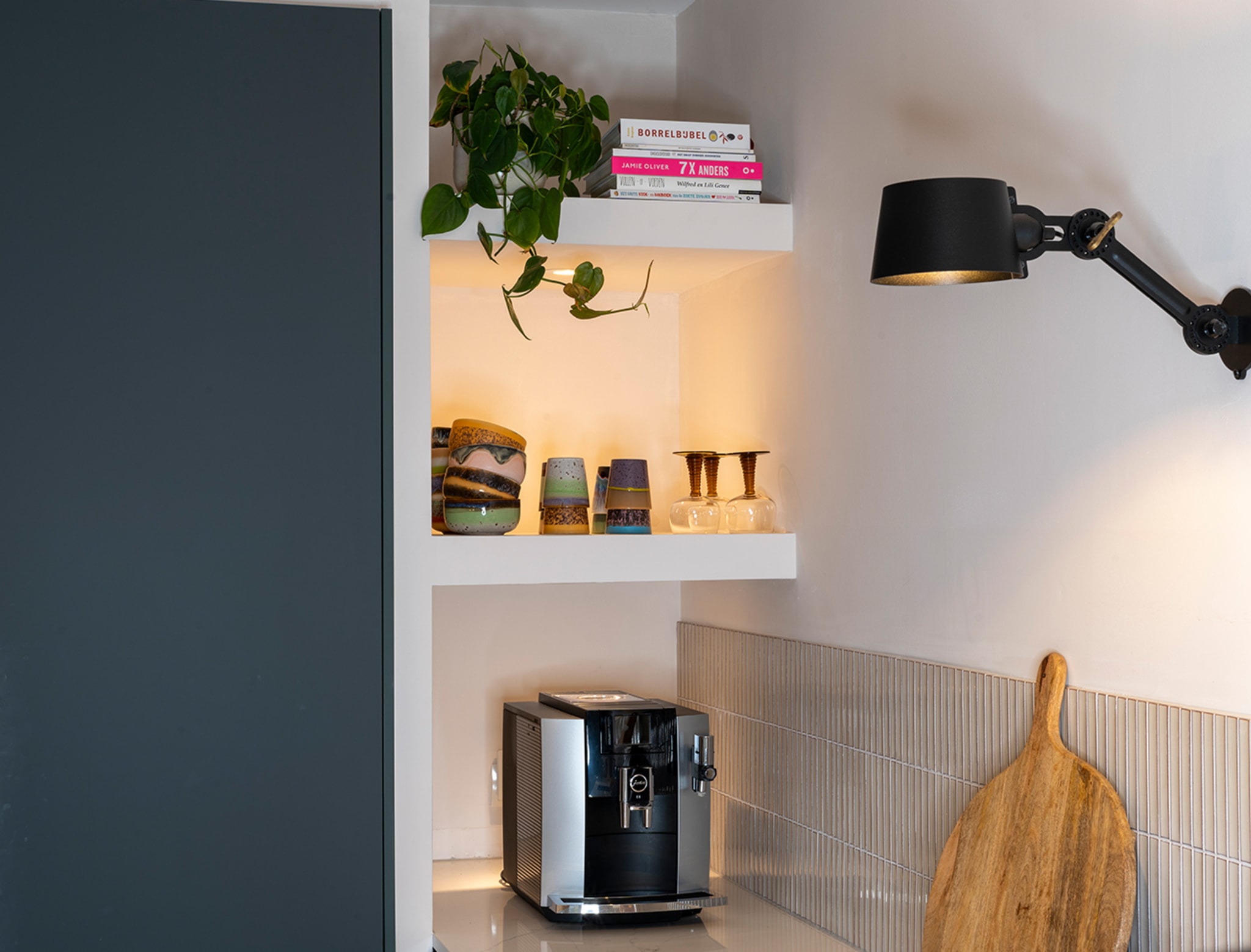 Koffiehoek in een nis met filterkoffiezetapparaat en kopjes in een houten keuken