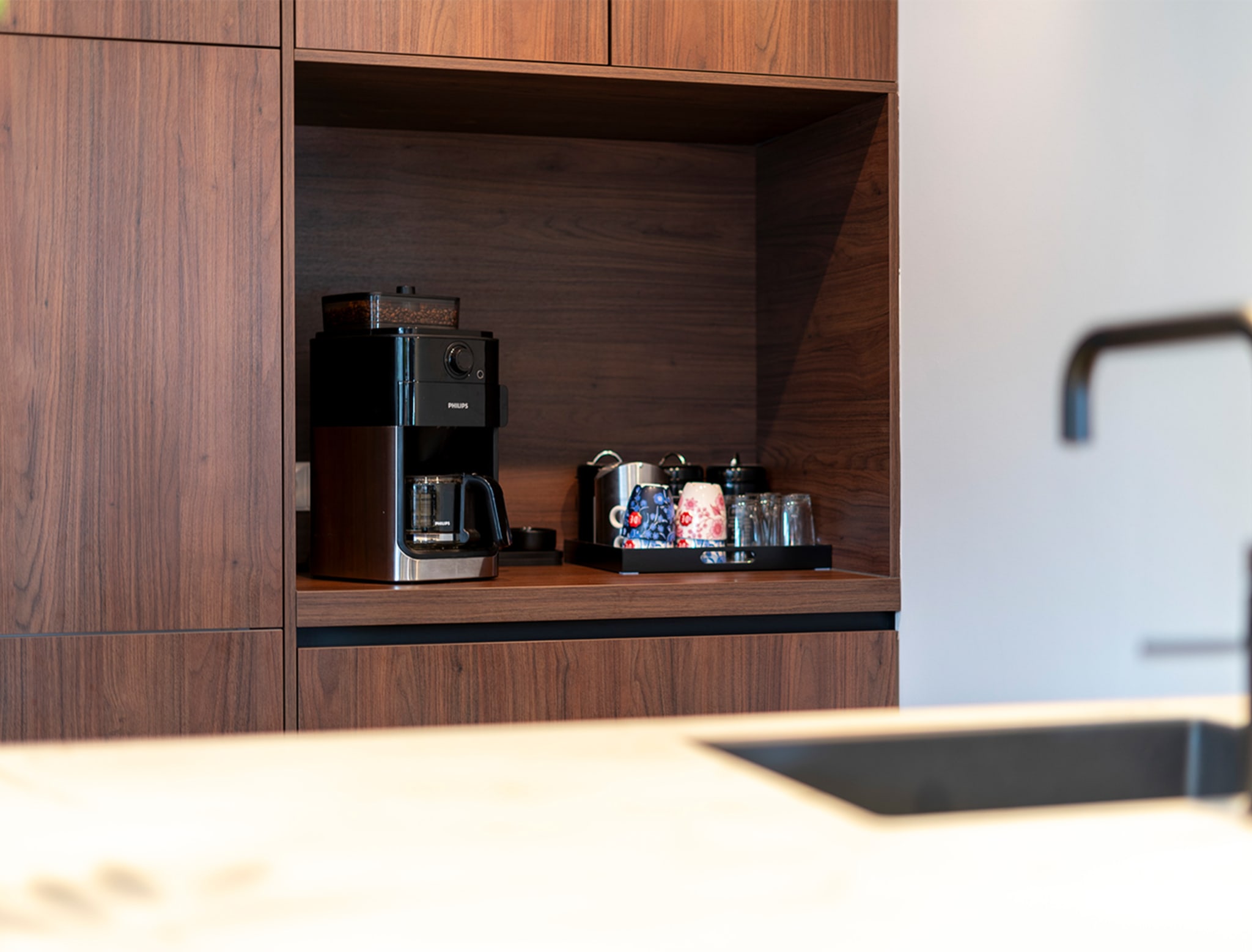 Koffiehoek in de nis van de keuken van familie Vial