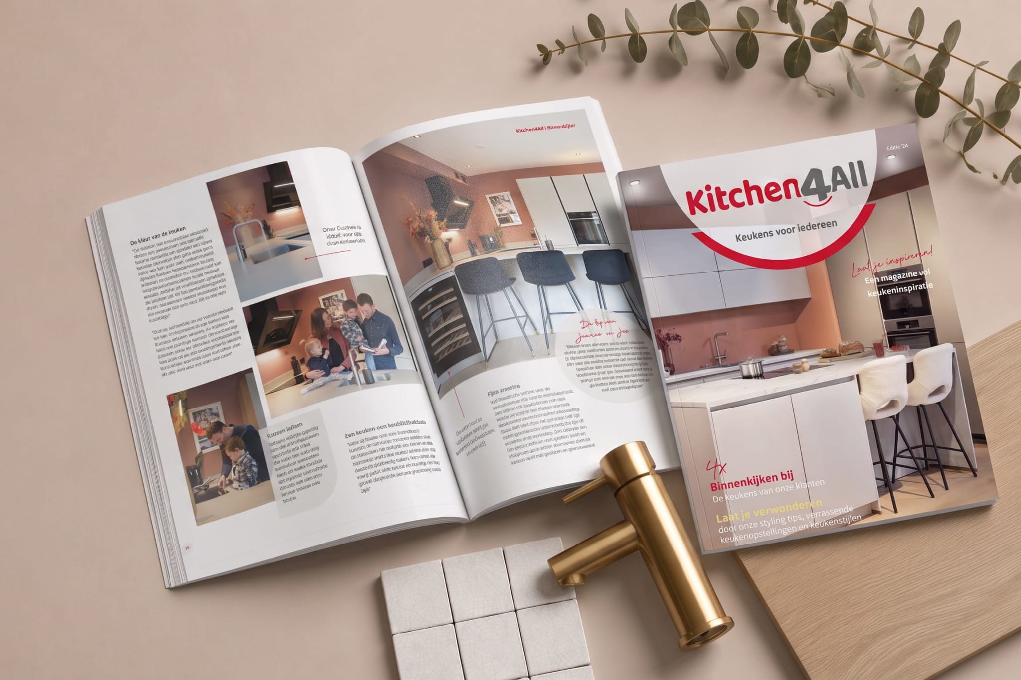 Het Kitchen4All-magazine ligt opengeslagen naast de cover, met een gouden kraan, tegelmonsters en een houten staalplank