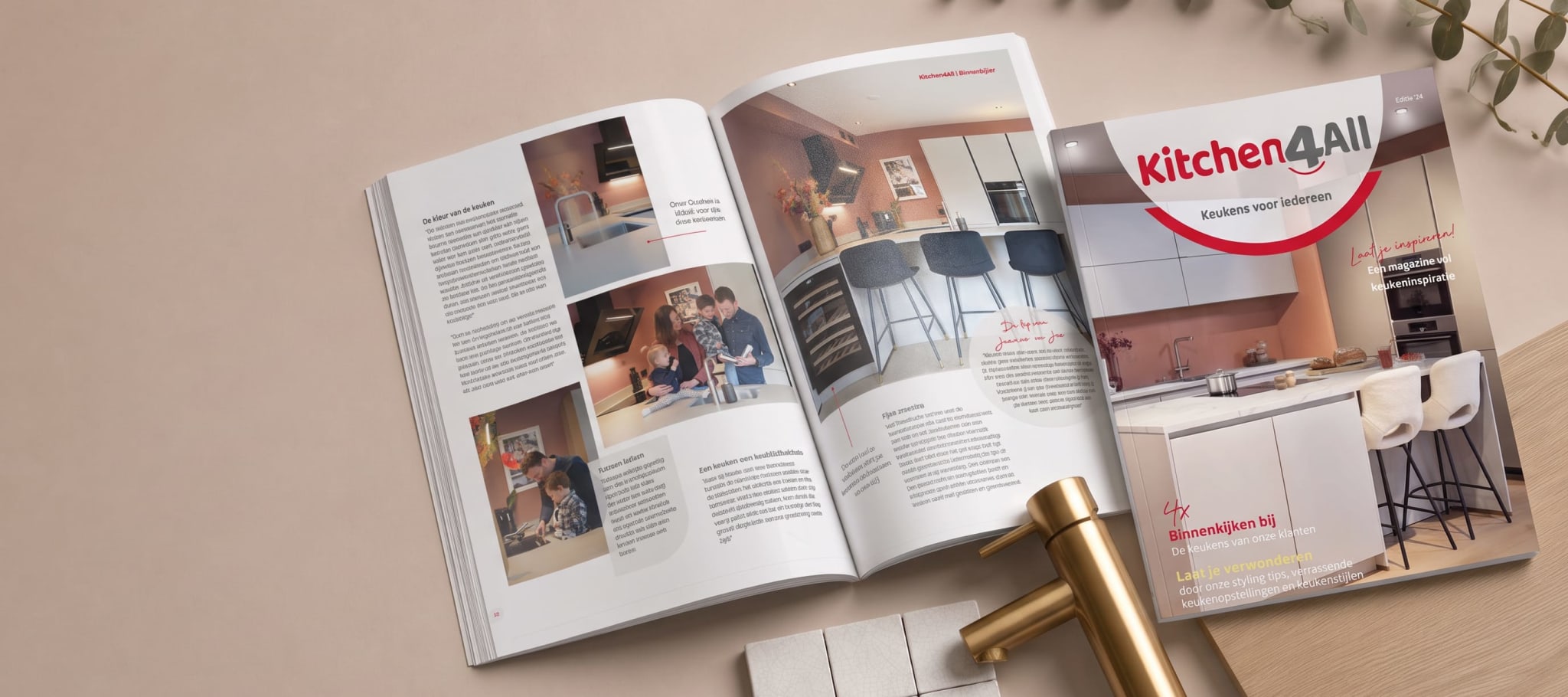 Het Kitchen4All-magazine ligt opengeslagen naast de cover, met een gouden kraan en tegelmonsters