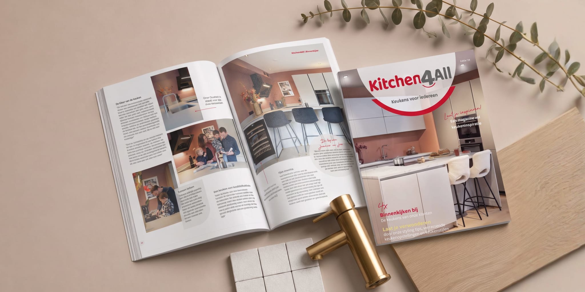 Het Kitchen4All-magazine ligt opengeslagen naast de cover, met een gouden kraan, tegelmonsters en een houten staalplank