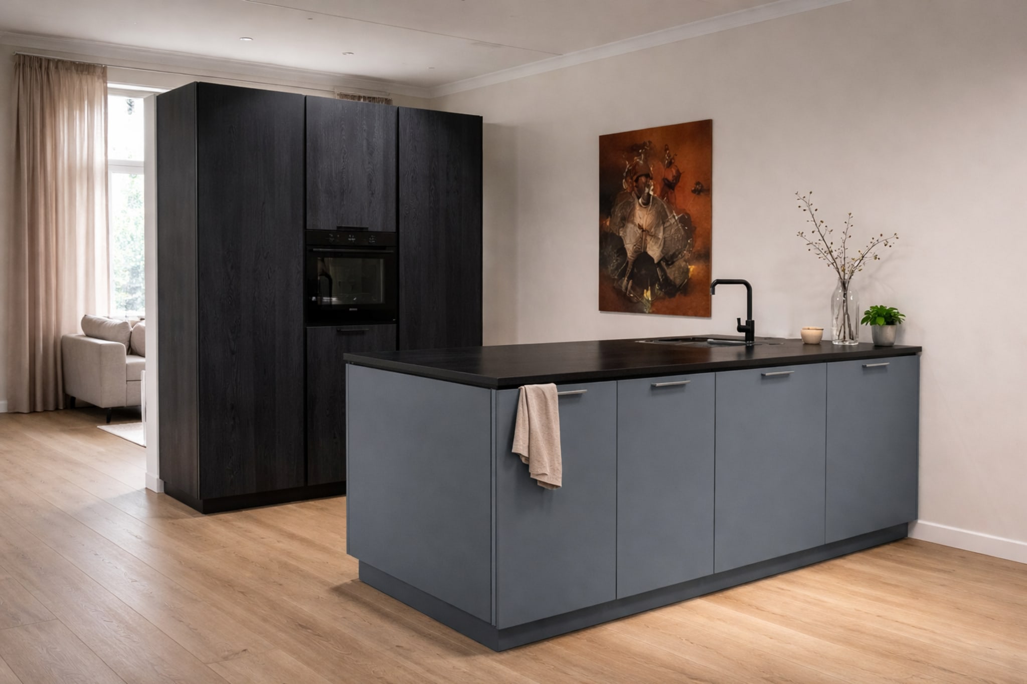 Een moderne Kitchen4All eilandkeuken met donkere houttinten en grijze matte fronten, voorzien van een zwart composiet werkblad.